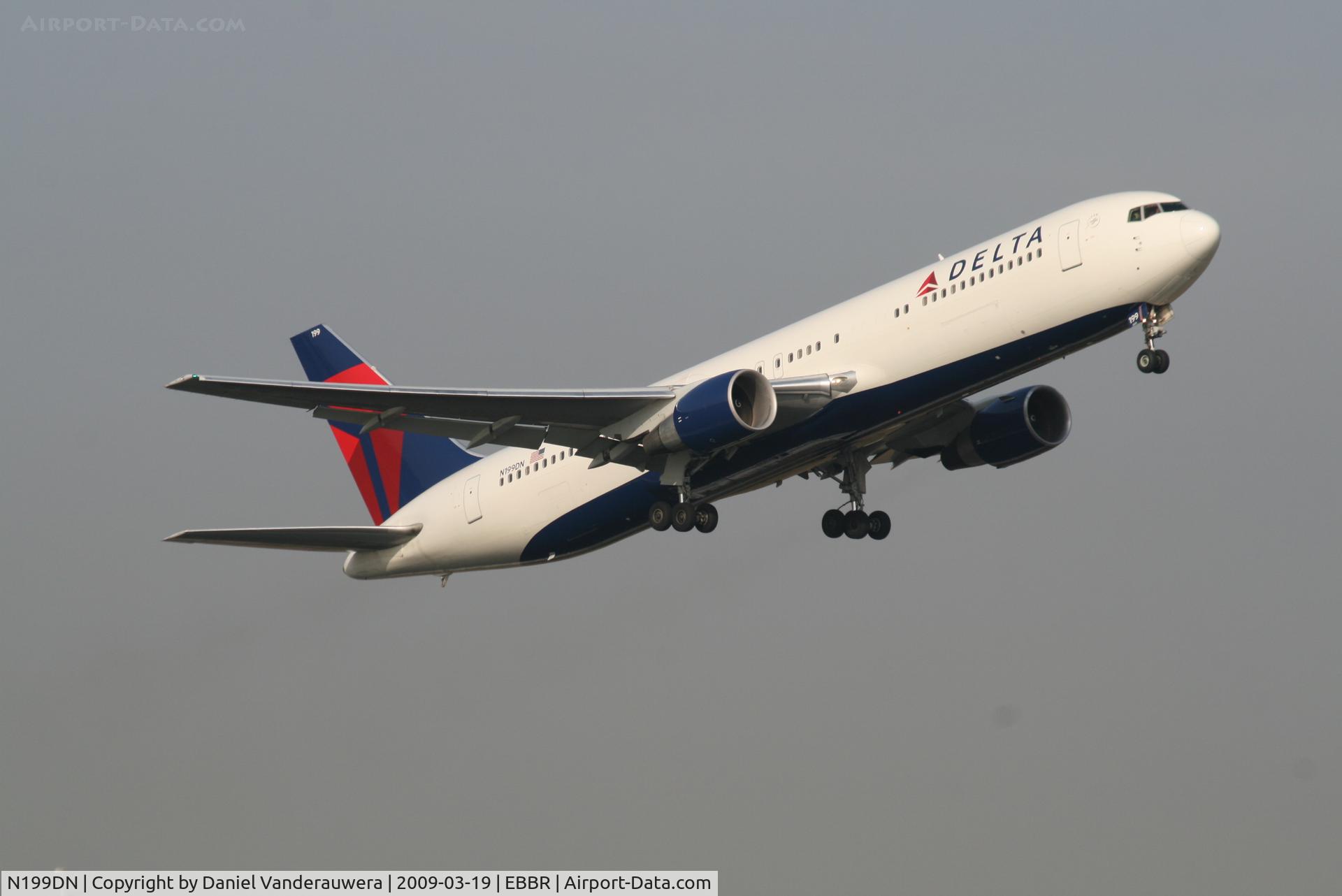 N199DN, 1998 Boeing 767-332/ER C/N 28456, Flight DL125 is taking off from RWY 07R