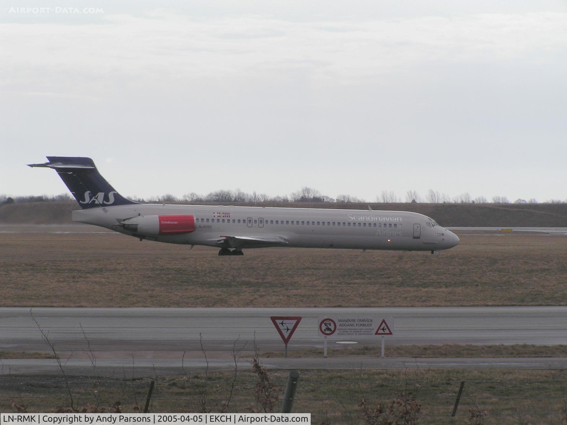 LN-RMK, 1990 McDonnell Douglas MD-87 (DC-9-87) C/N 49610, Taking off from Copenhagen