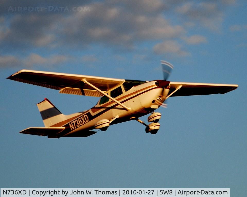 N736XD, 1978 Cessna R172K Hawk XP C/N R1722862, Departing runway 22