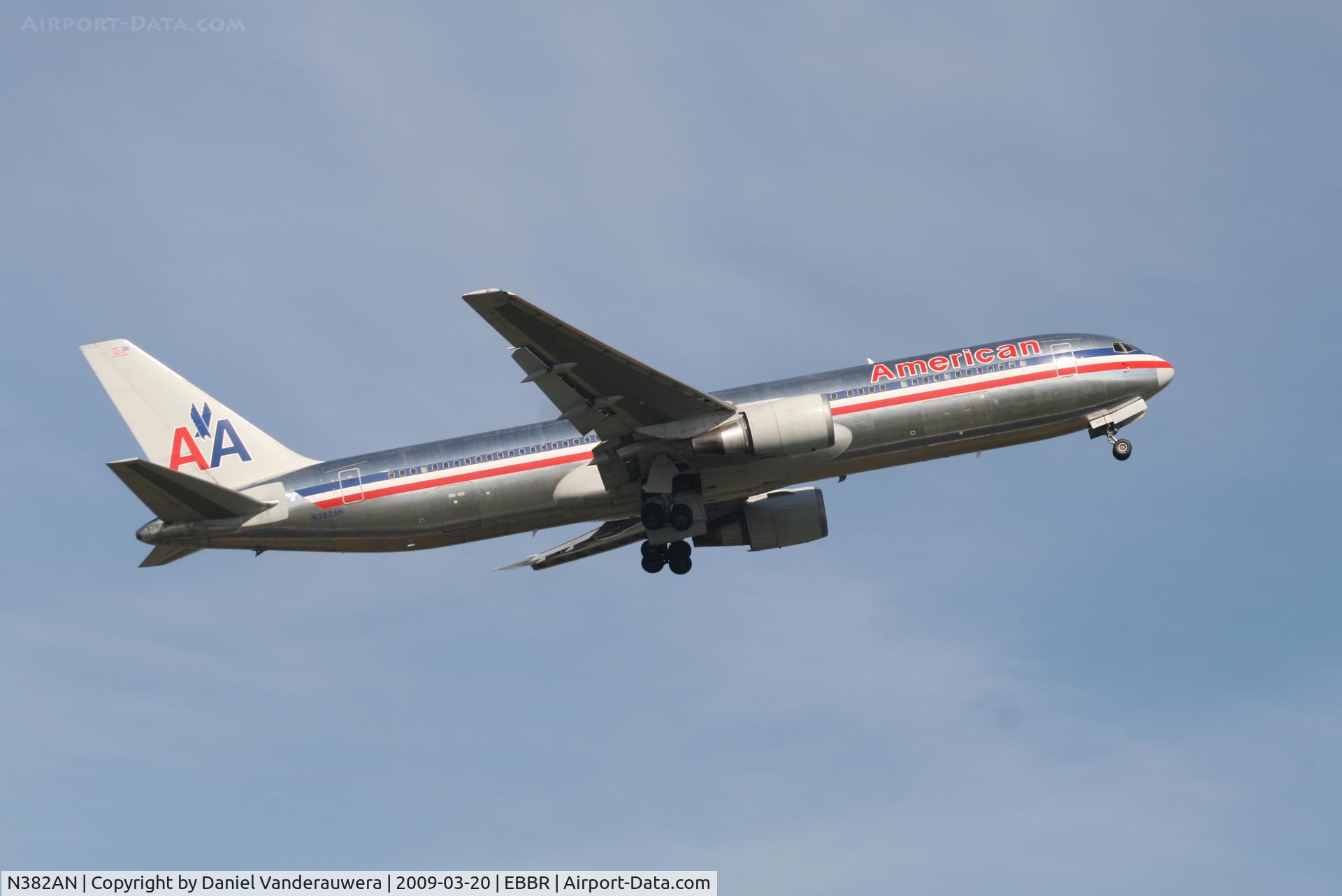 N382AN, 1993 Boeing 767-323/ER C/N 25451, Flight AA089 is taking off from RWY 07R