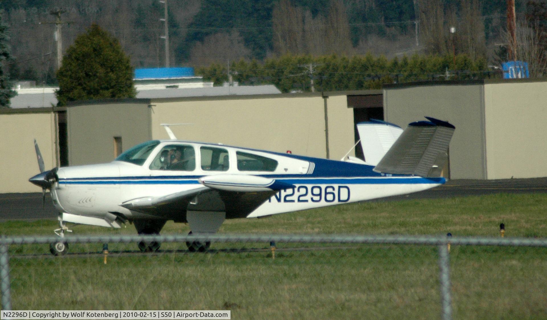 N2296D, 1977 Beech V35B Bonanza C/N D-9997, taxying