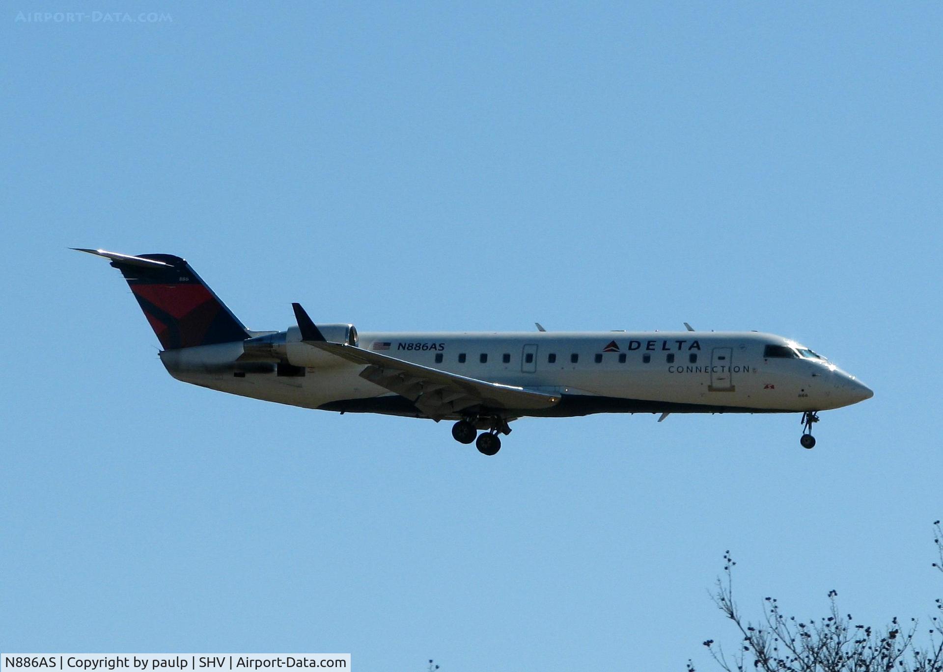 N886AS, 2001 Bombardier CRJ-200ER (CL-600-2B19) C/N 7531, Landing on 23 at Shreveport Regional.