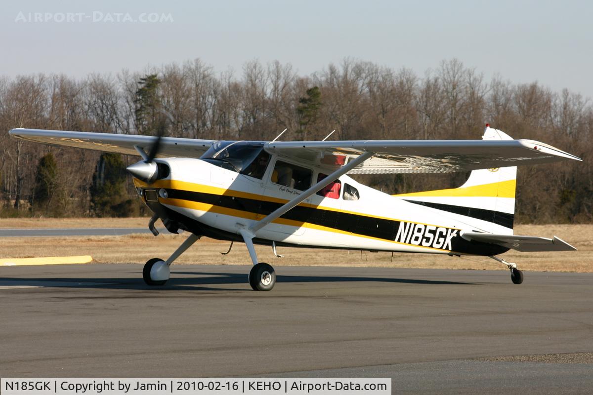 N185GK, 1978 Cessna A185F Skywagon 185 C/N 18503687, Somehow associated with the Golden Knights. The pilot's jumpsuit matched the aircraft's paint scheme.