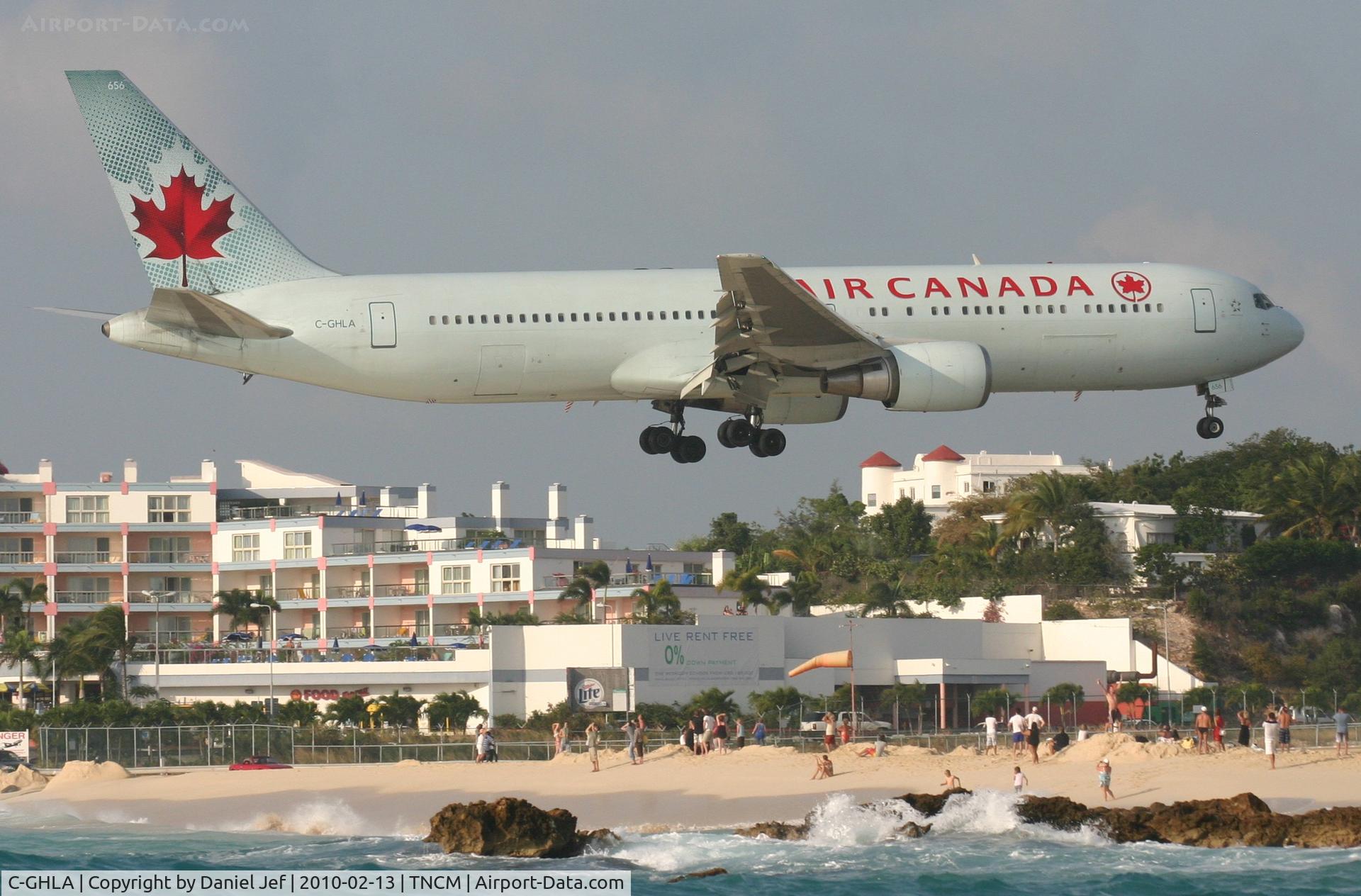 C-GHLA, 1992 Boeing 767-35H C/N 26387, Air Canada over ther tresh hold landing at tncm runway 10