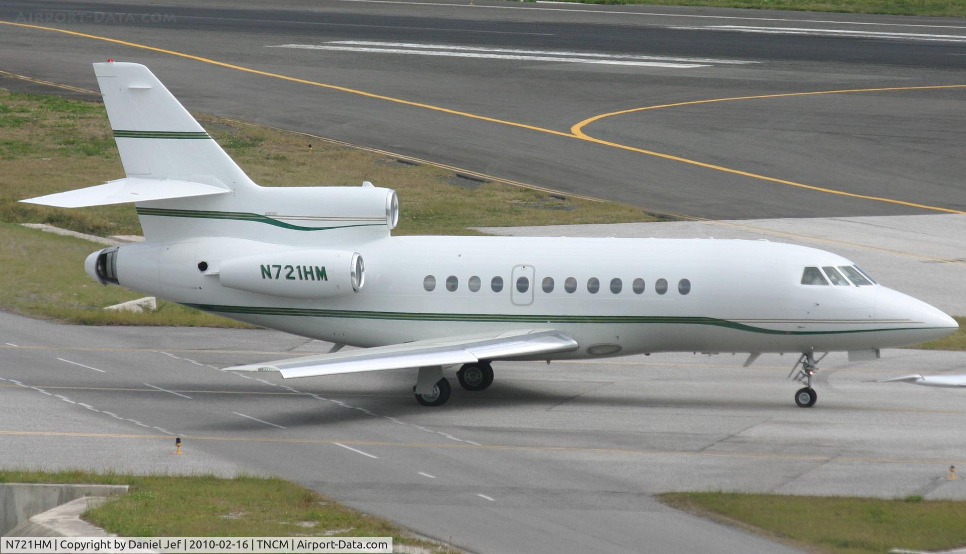 N721HM, 1996 Dassault Falcon 900 C/N 158, N721HM taxing on the bypass for the holding point A