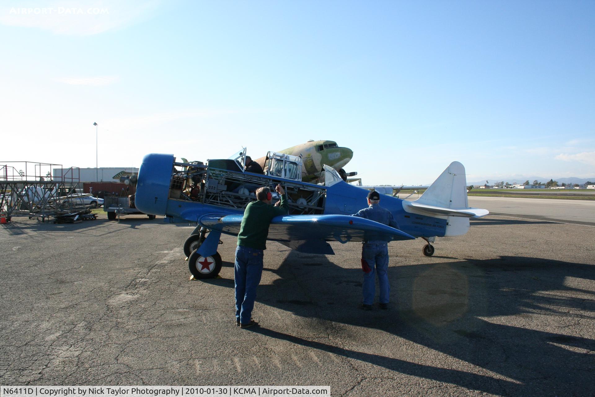 N6411D, 1942 North American SNJ-4 Texan C/N 88-10117, Run up after maintenance