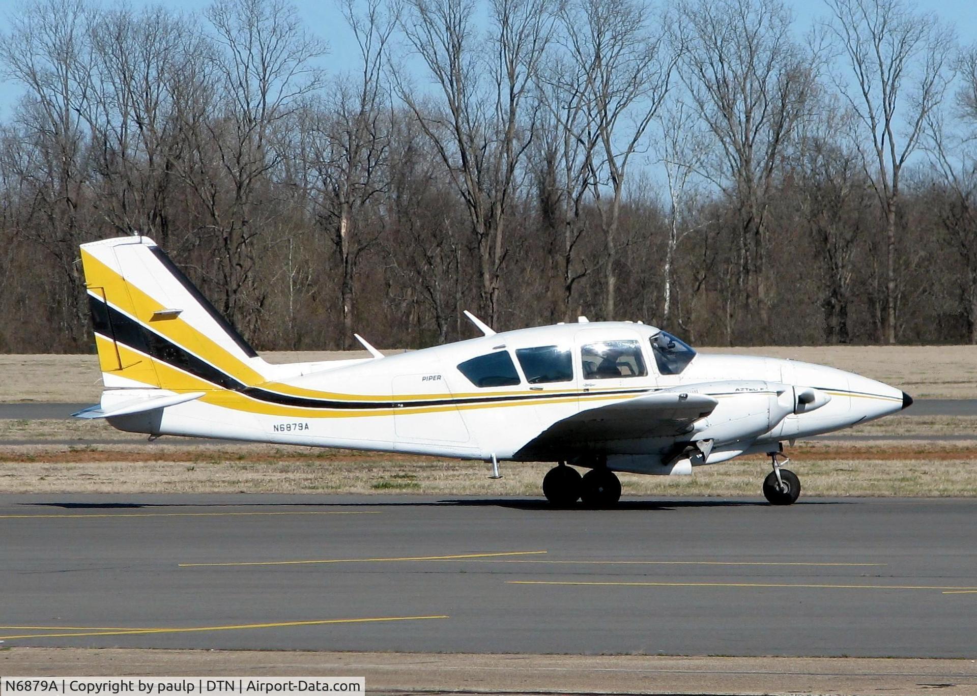 N6879A, 1979 Piper PA-23-250 C/N 27-7954104, Taxiing to park after landing at Downtown Shreveport.