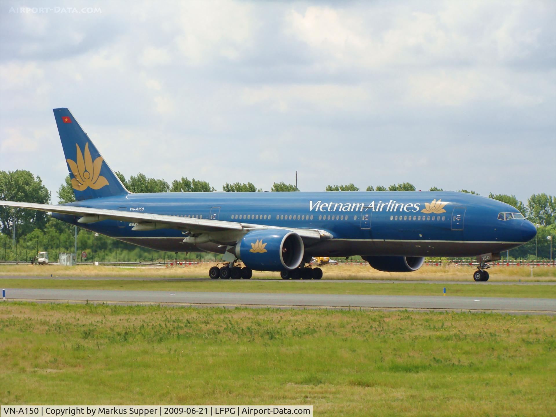 VN-A150, 2005 Boeing 777-2Q8/ER C/N 32717, On its way to the gate