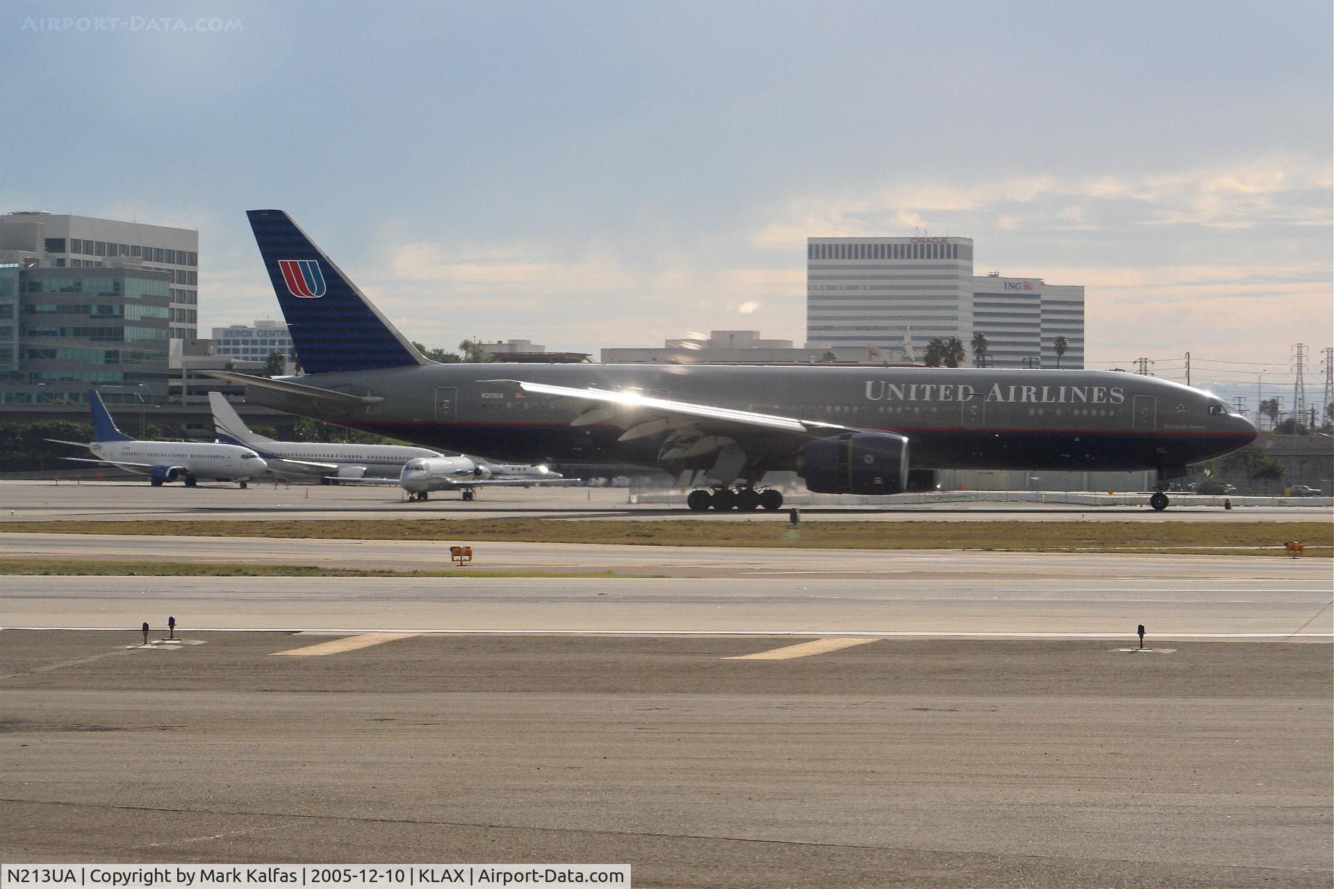 N213UA, 2000 Boeing 777-222 C/N 30219, United Airlines Boeing 777-222, N213UA arriving 25L KLAX.