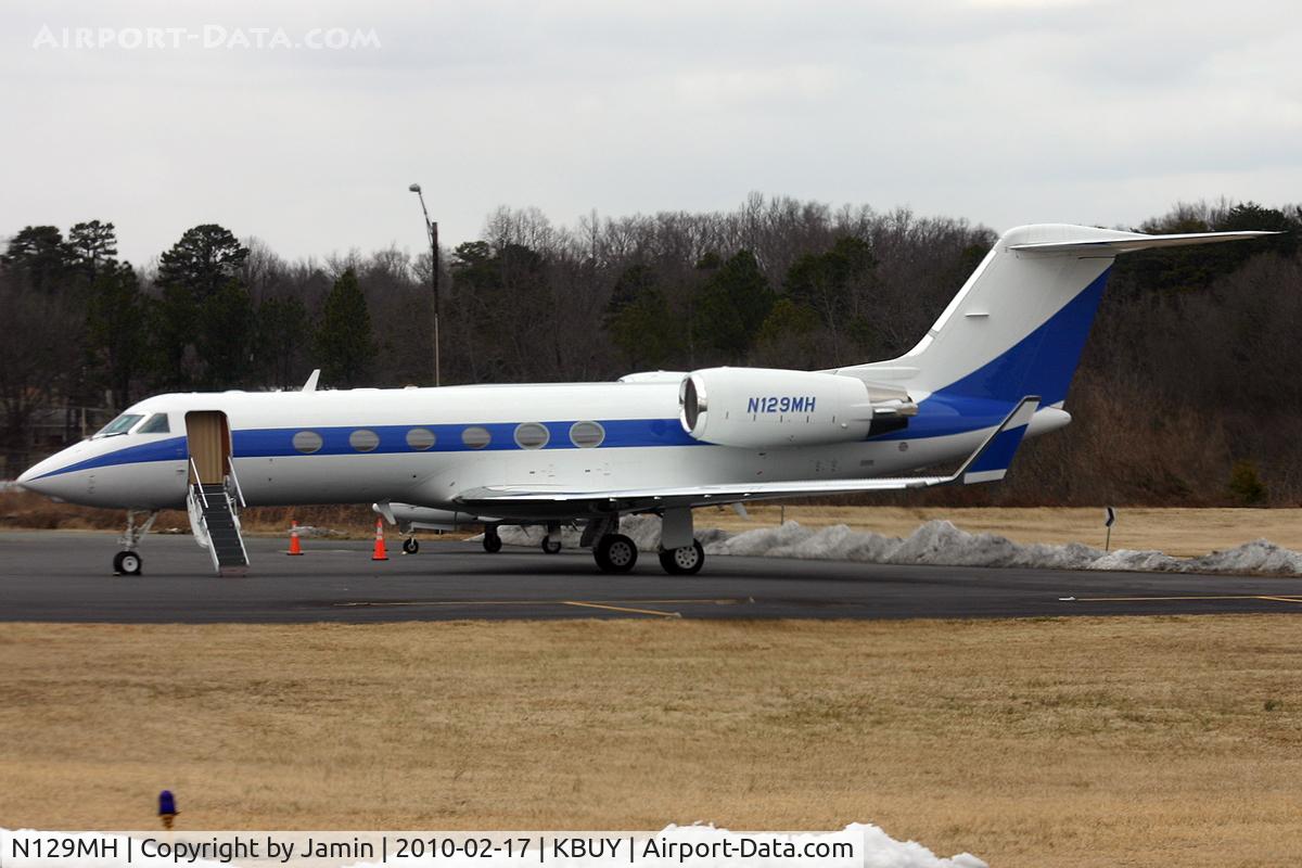 N129MH, 2003 Gulfstream Aerospace G-IV C/N 1517, Waiting for some executives on the ramp.