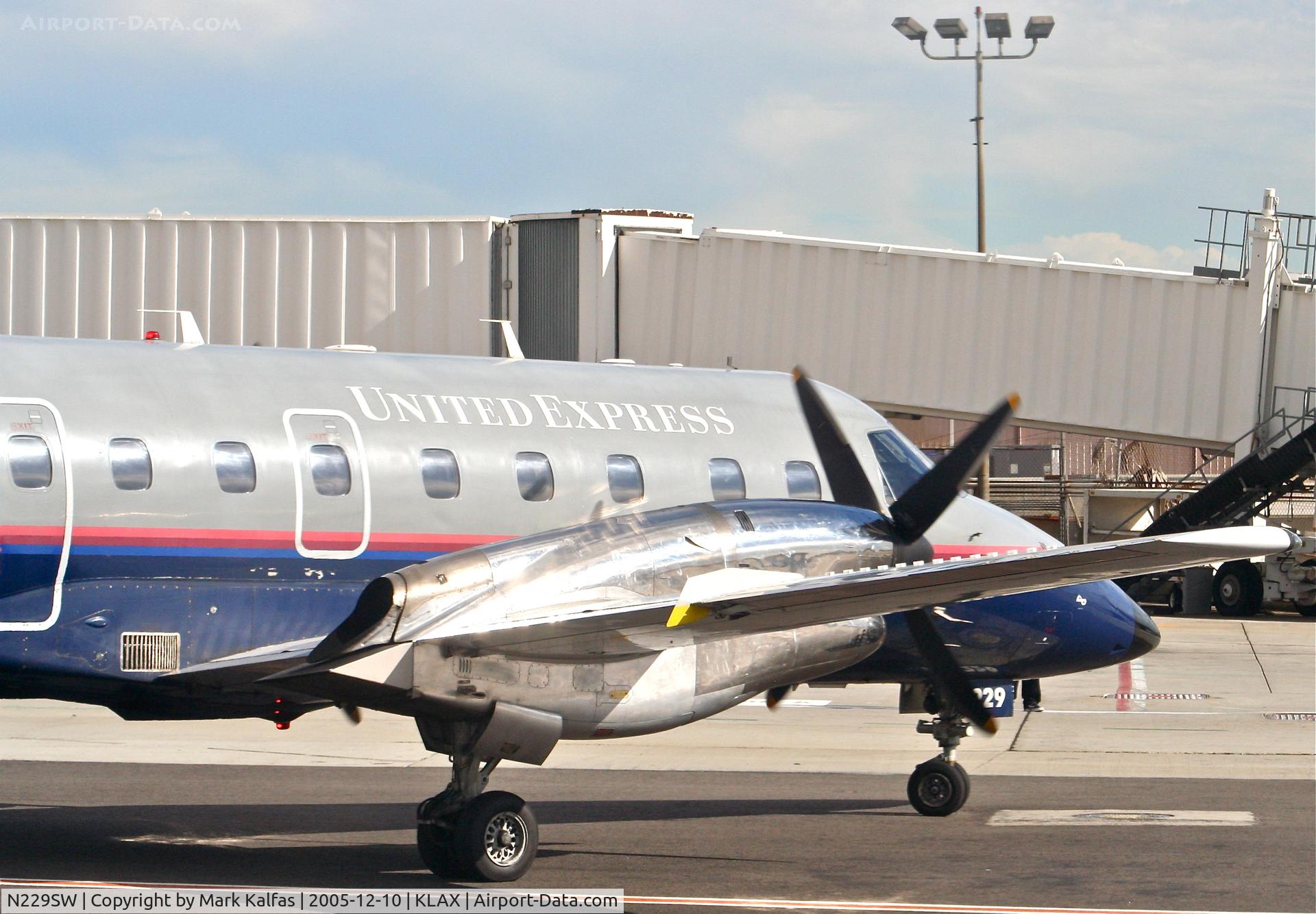 N229SW, 1995 Embraer EMB-120ER Brasilia C/N 120.305, SkyWest Embraer EMB-120ER, N229SW KLAX.