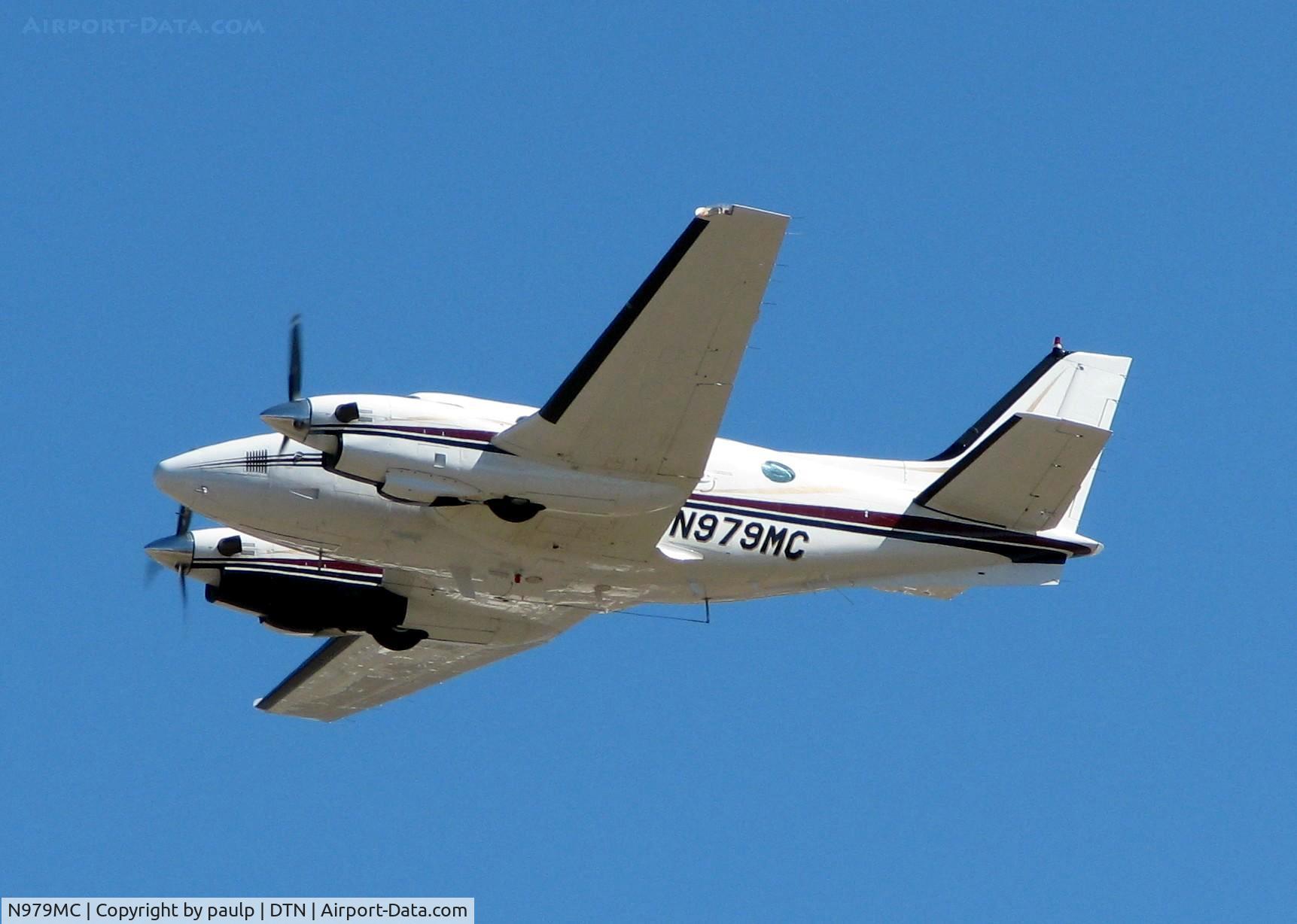 N979MC, 1982 Beech C90 King Air C/N LJ-1001, Off of Rwy 32 at Downtown Shreveport.