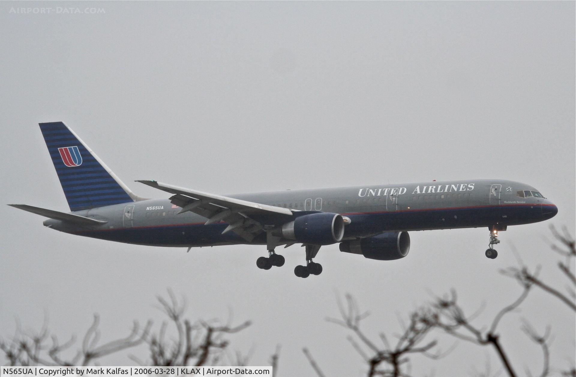 N565UA, 1992 Boeing 757-222 C/N 26669, United Airlines Boeing 757-222, N565UA 7R approach KLAX.