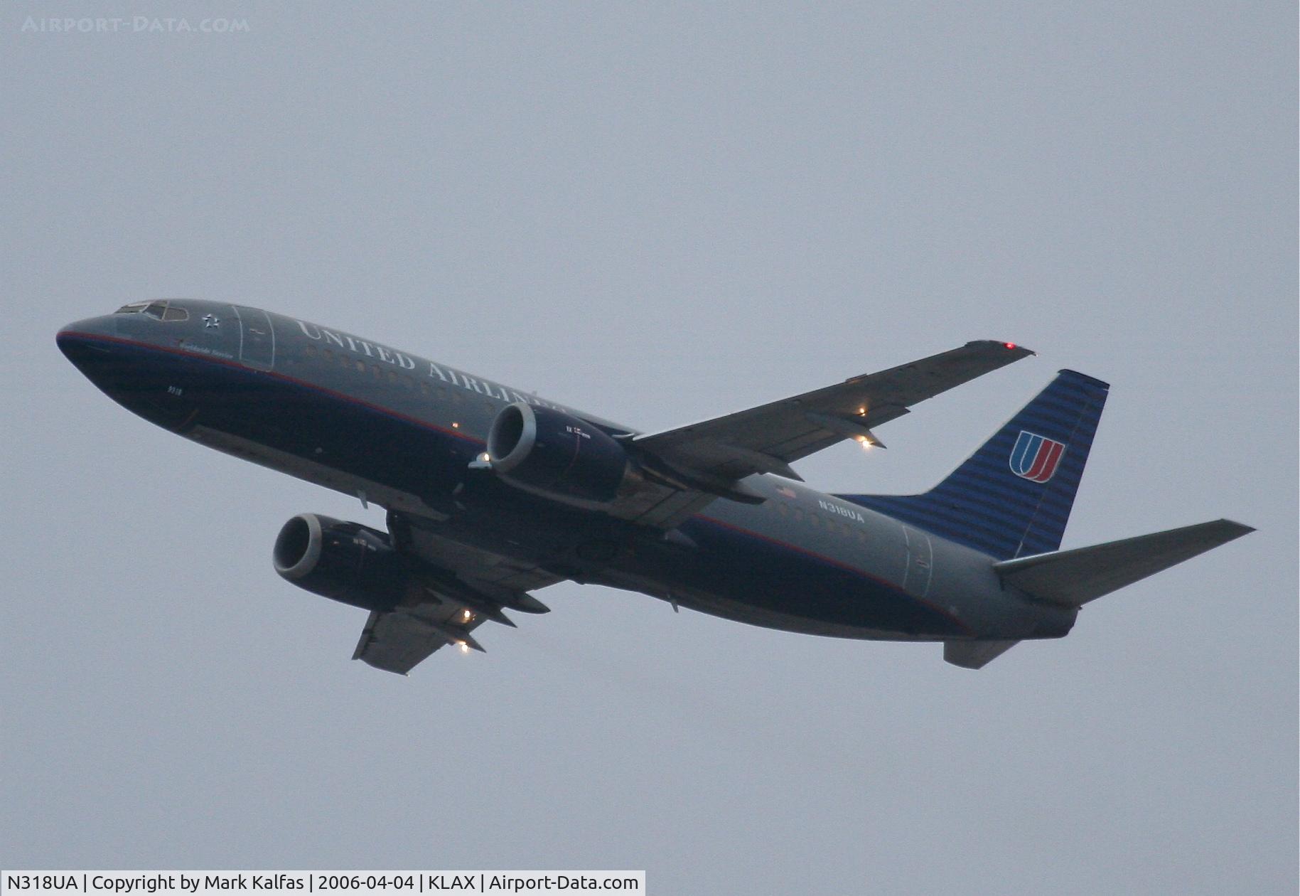 N318UA, 1988 Boeing 737-322 C/N 23950, United Airlines Boeing 737-322, N318UA 25R departure KLAX.