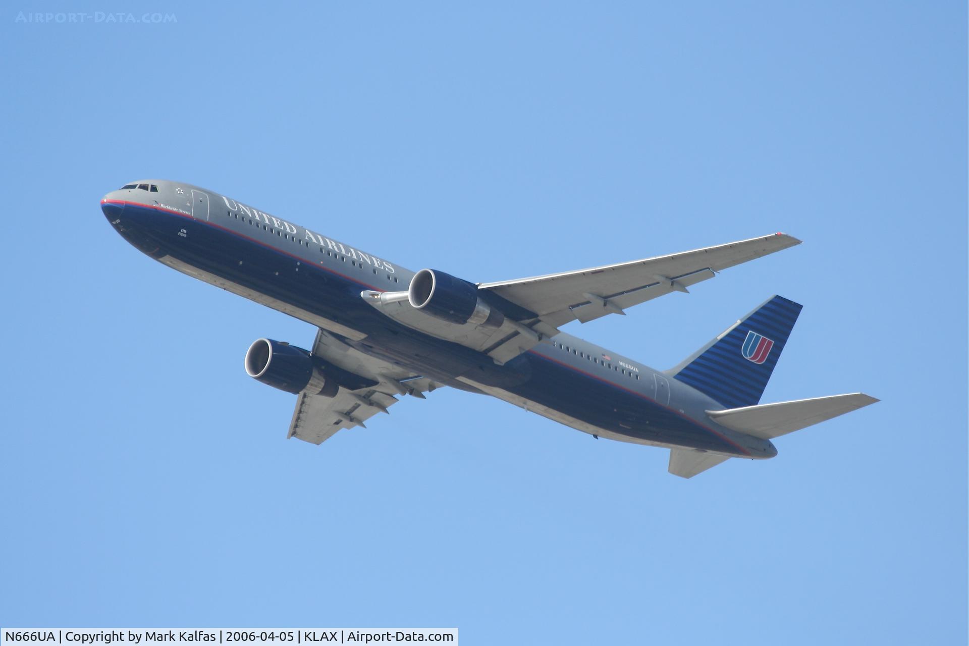 N666UA, 1998 Boeing 767-322 C/N 29238, United Airlines Boeing 767-322, N666UA 25R departure KLAX.