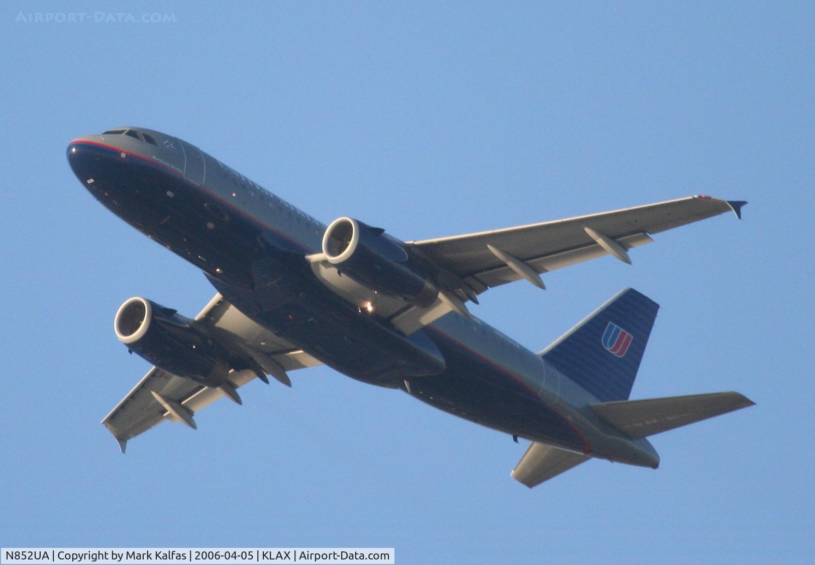 N852UA, 2002 Airbus A319-131 C/N 1671, United Airlines Airbus A319-131, N852UA 25R departure KLAX.