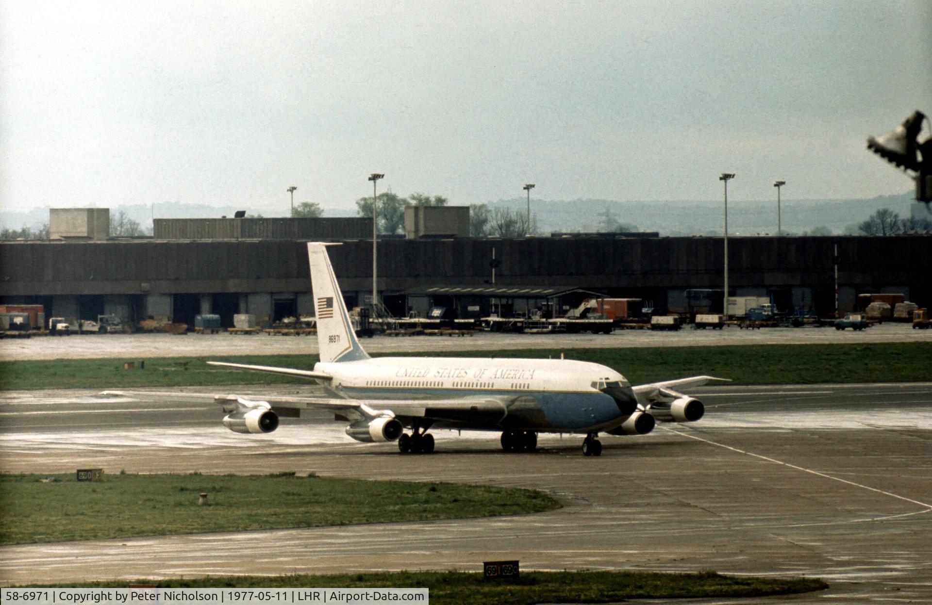 58-6971, 1959 Boeing VC-137B C/N 17926/40, 86th Military Airlift Wing VC-137B taxying to the VIP terminal at Heathrow in May 1977.