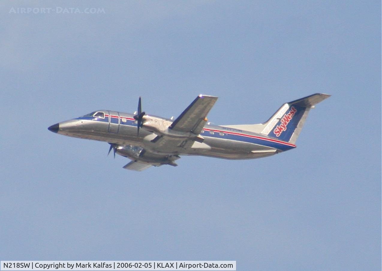 N218SW, 1994 Embraer EMB-120ER Brasilia C/N 120.287, SkyWest Embraer EMB-120ER, N218SW 25R departure KLAX.