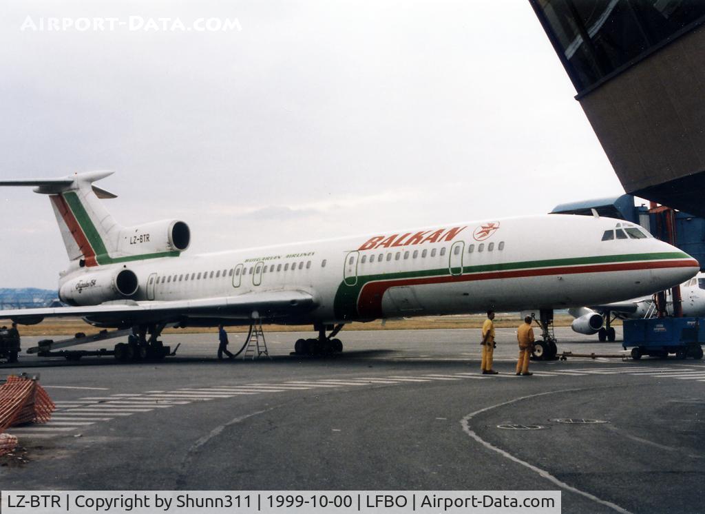 LZ-BTR, 1987 Tupolev Tu-154M C/N 87A760, At the gate...