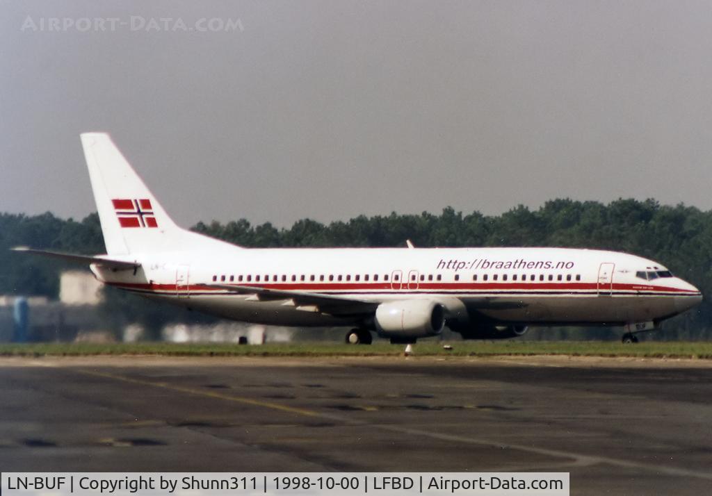 LN-BUF, 1997 Boeing 737-405 C/N 25795, Taxiing to the gate...