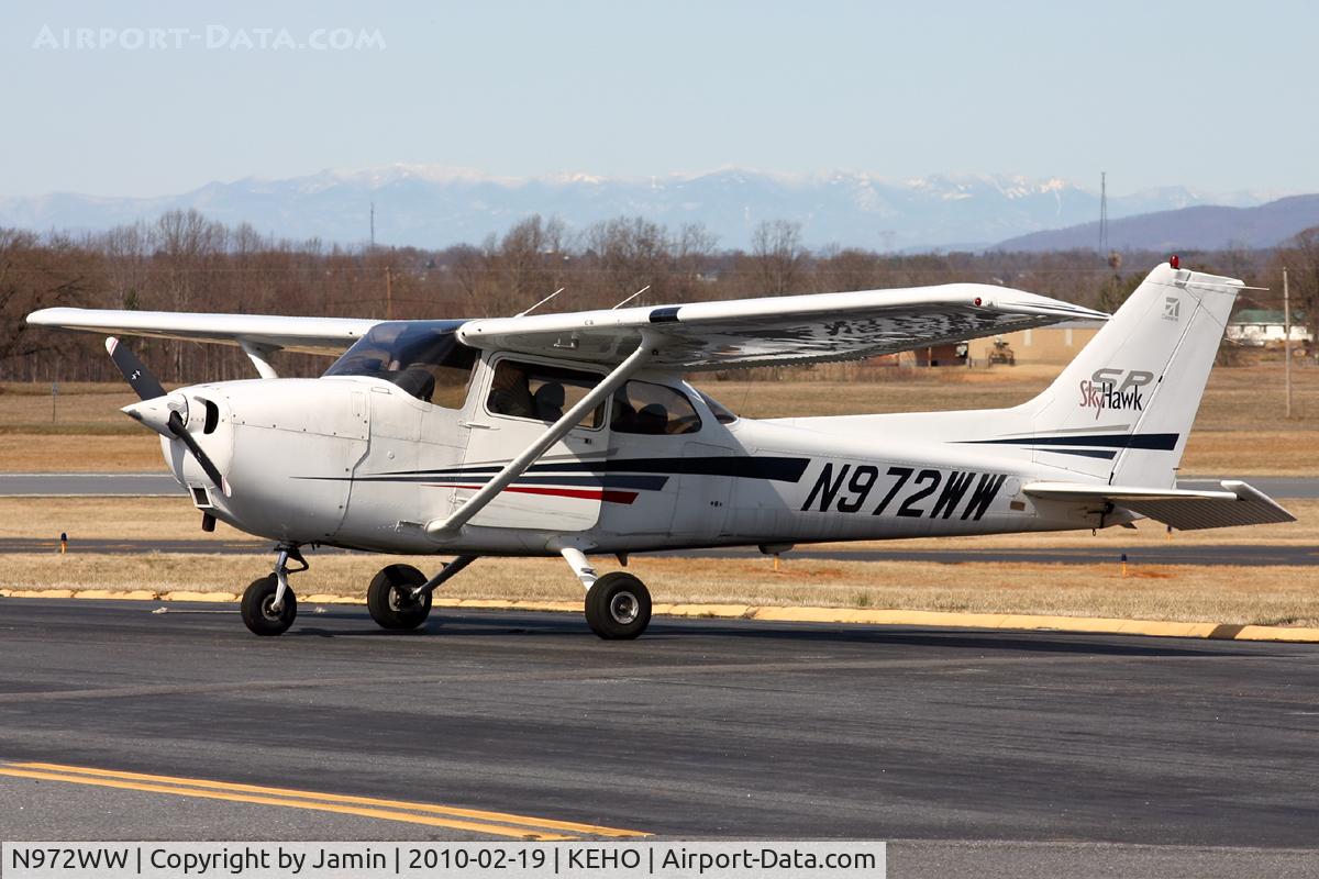 N972WW, 2002 Cessna 172S C/N 172S9072, Although it's a newer plane, the spinner looks miserable.