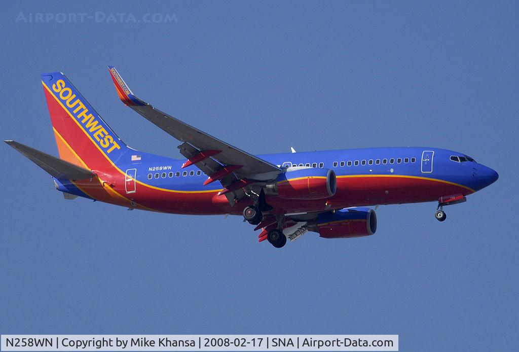 N258WN, 2006 Boeing 737-7H4 C/N 32516, Southwest B737 on short final.