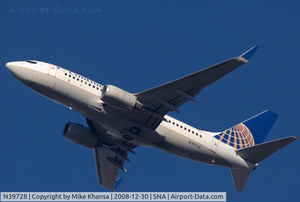 N39728, 1999 Boeing 737-724 C/N 28944, Continental B737 blasting off on a sunny day from SNA.