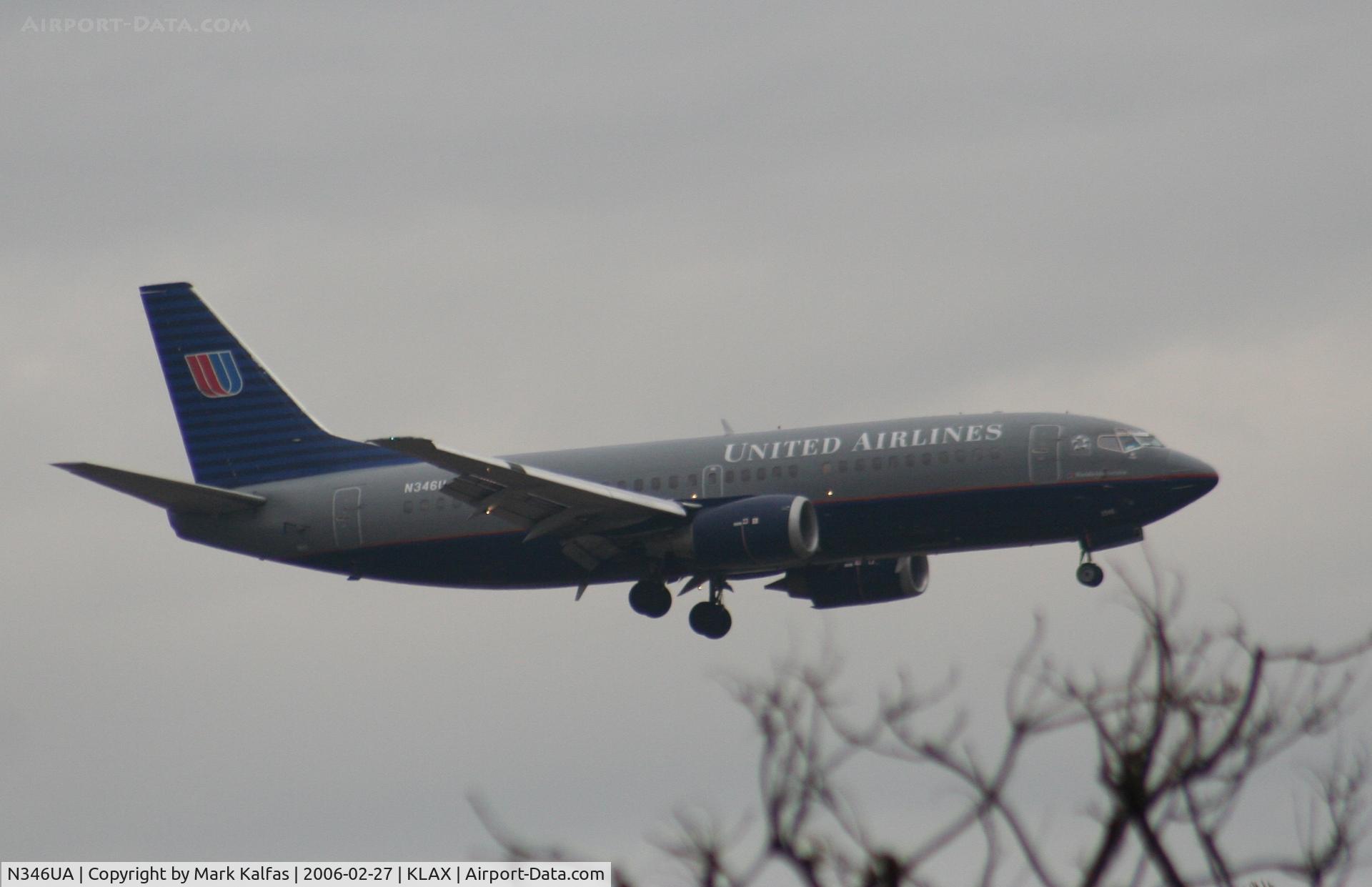 N346UA, 1988 Boeing 737-322 C/N 24250, United Airlines Boeing 737-322, N346UA 7R approach KLAX.