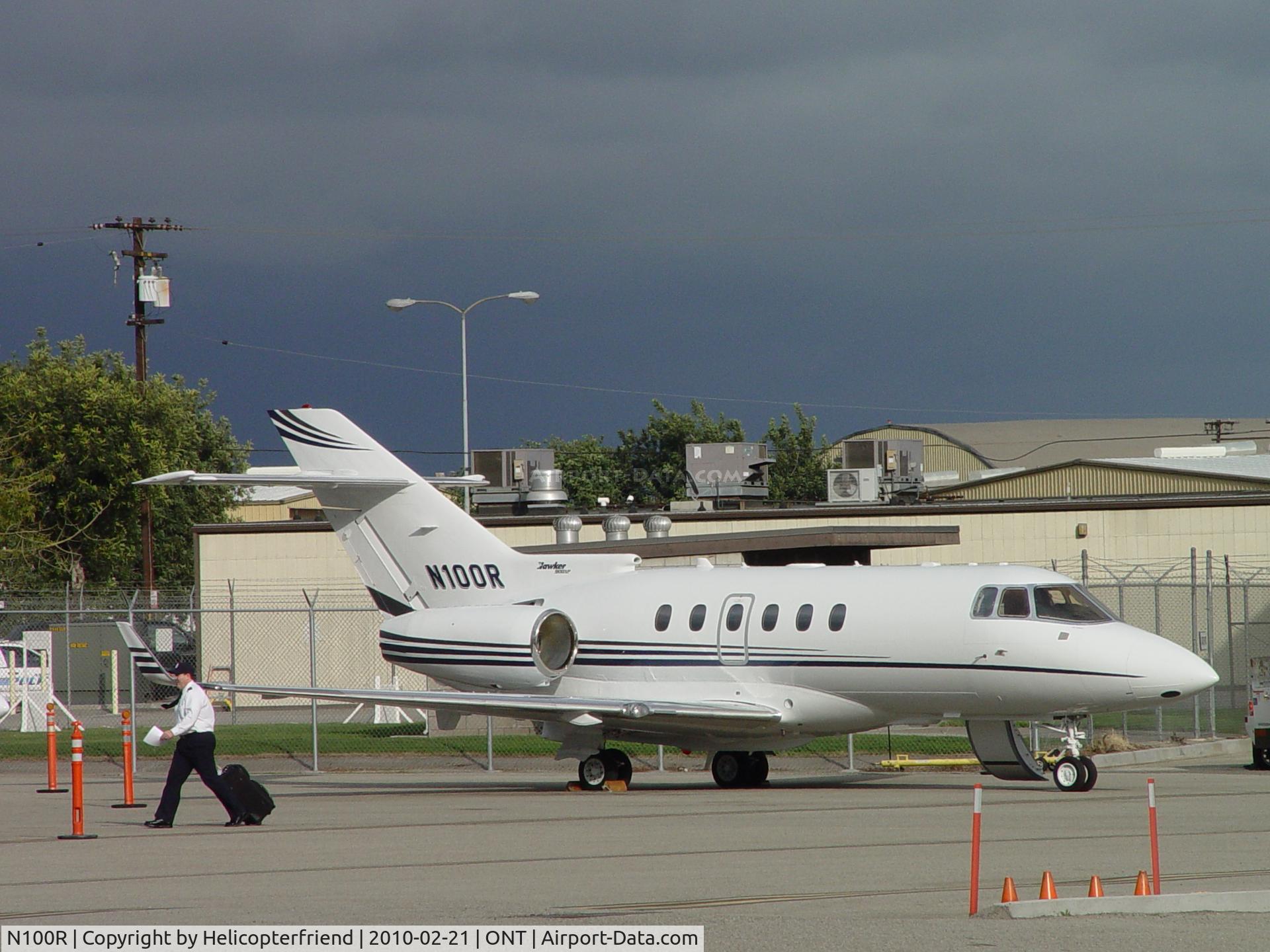 N100R, 2008 Hawker Beechcraft 900XP C/N HA-0076, Waiting for crew and passengers