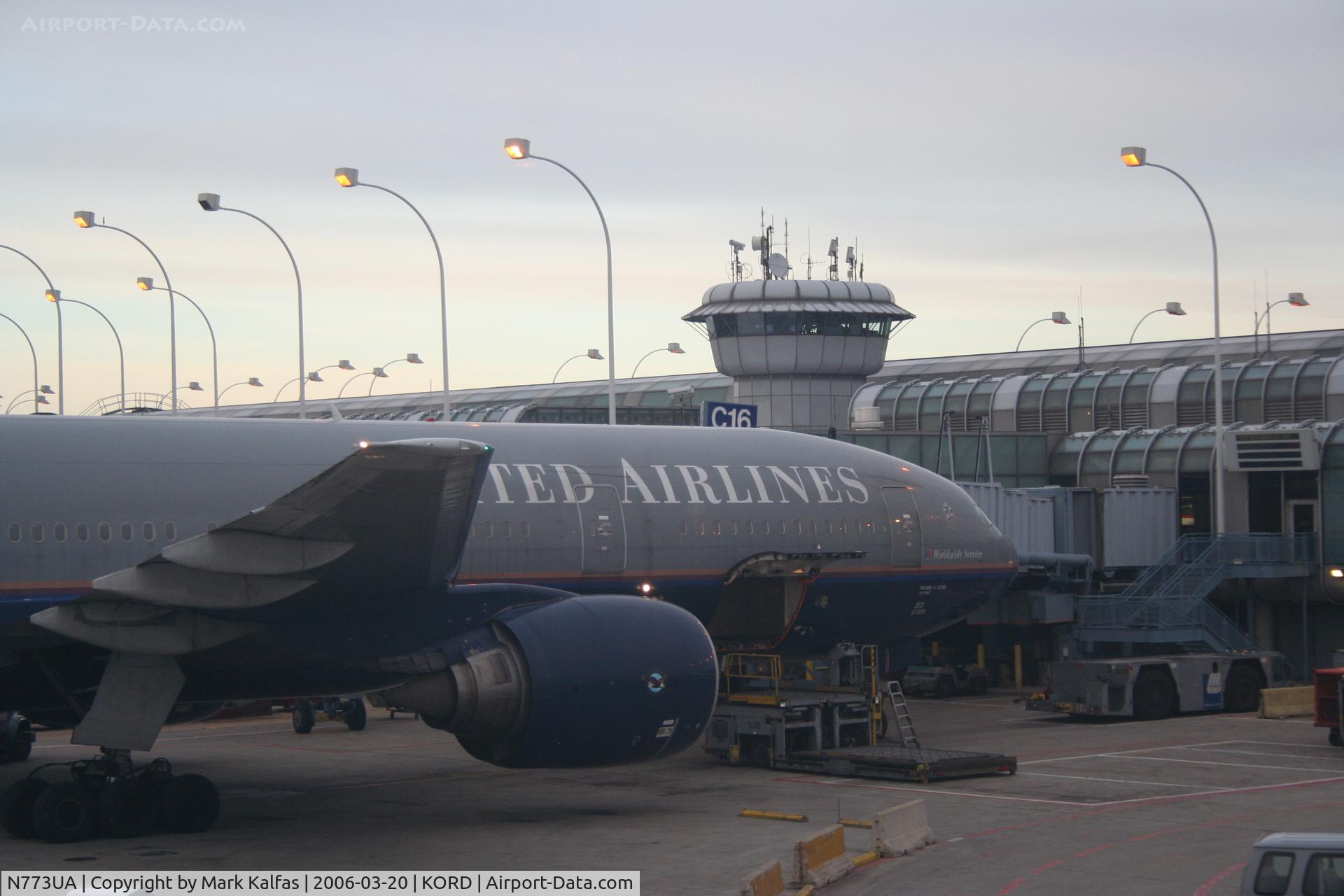 N773UA, 1995 Boeing 777-222 C/N 26929, United Airlines Boeing 777-222, N773UA loading up at C16 KORD.