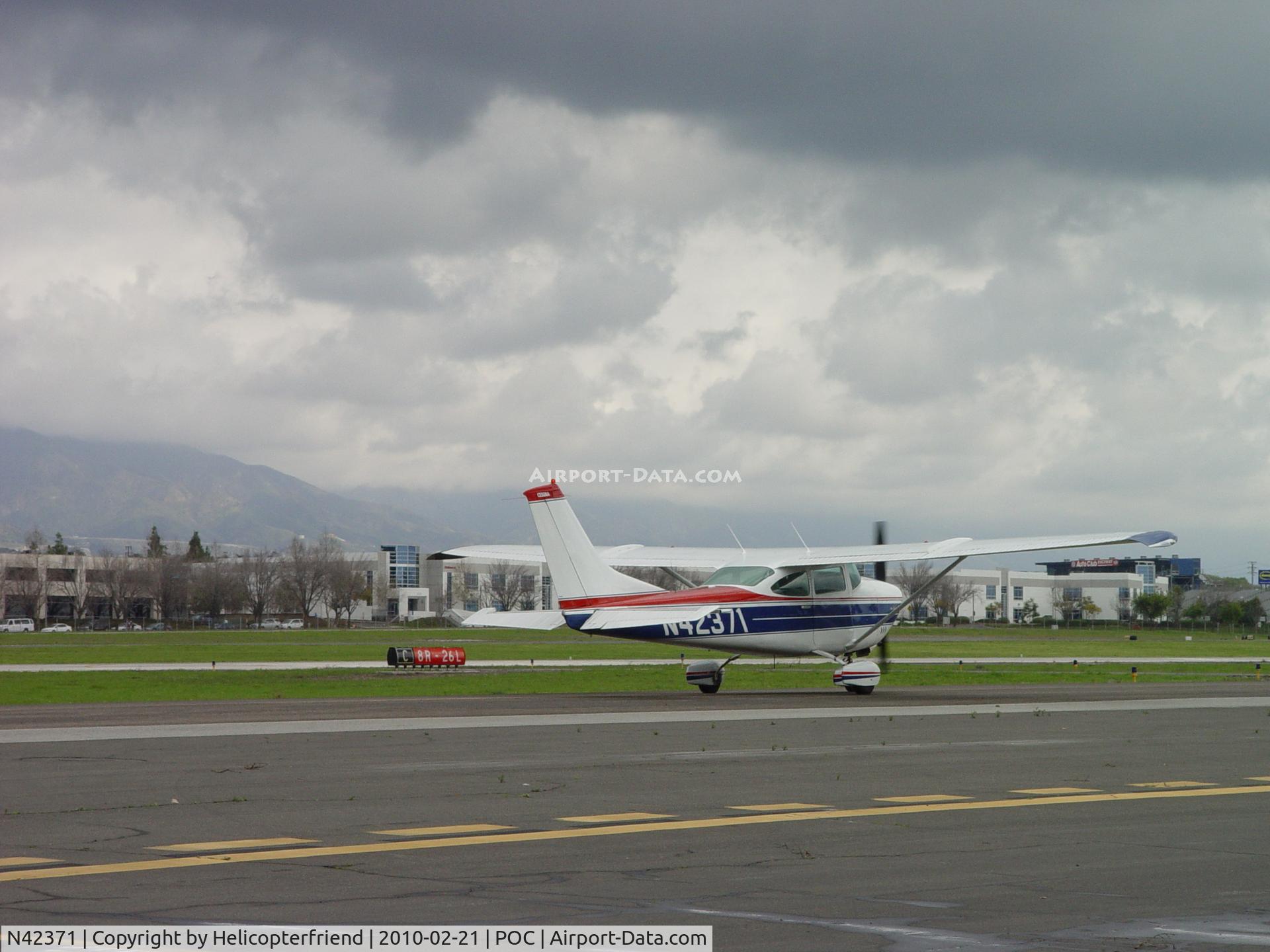 N42371, 1968 Cessna 182L Skylane C/N 18258990, Taxiing to runway 26L
