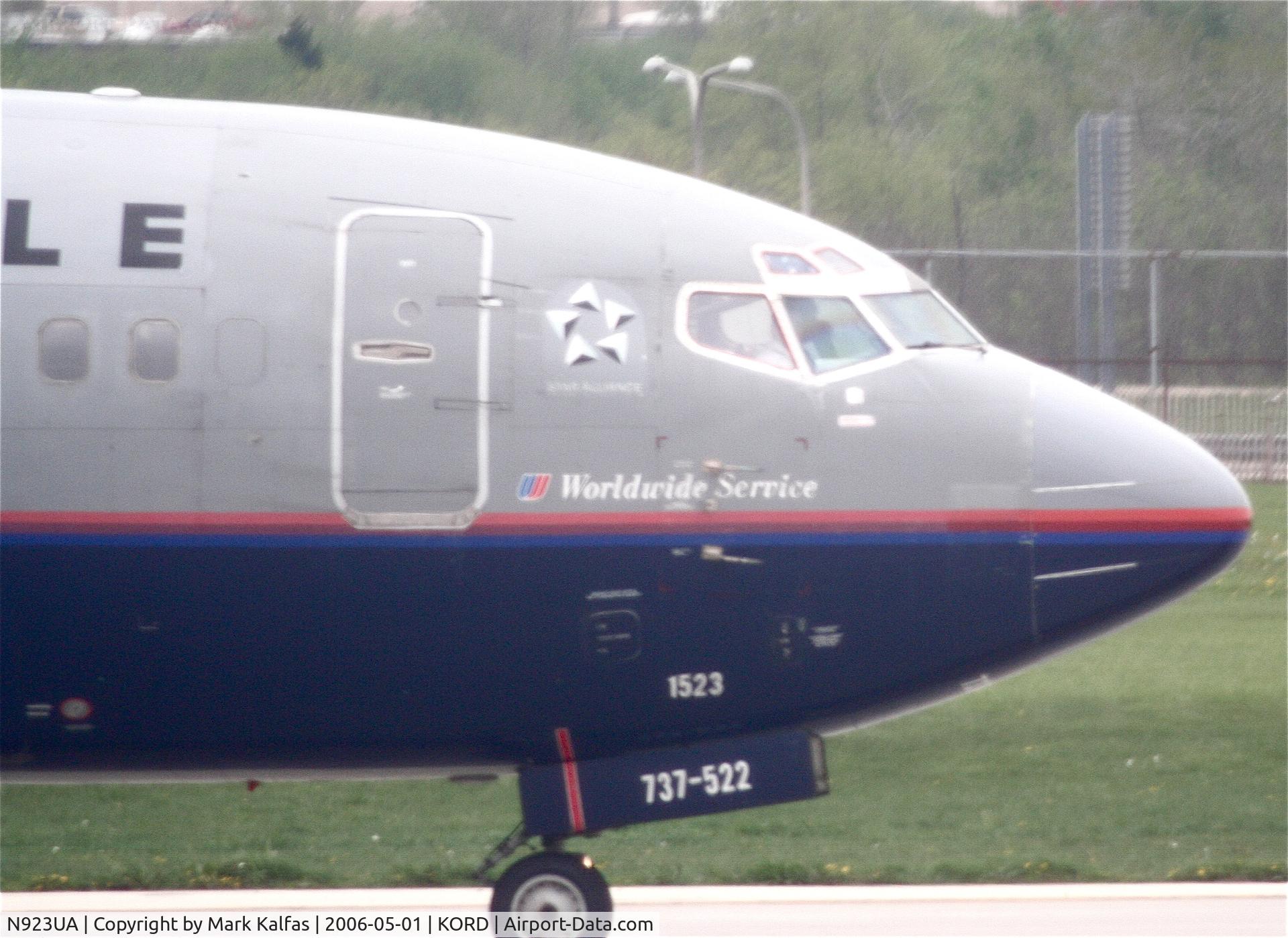 N923UA, 1992 Boeing 737-522 C/N 26643, United Airlines Boeing 737-322, N932UA taxing to 22L KORD.
