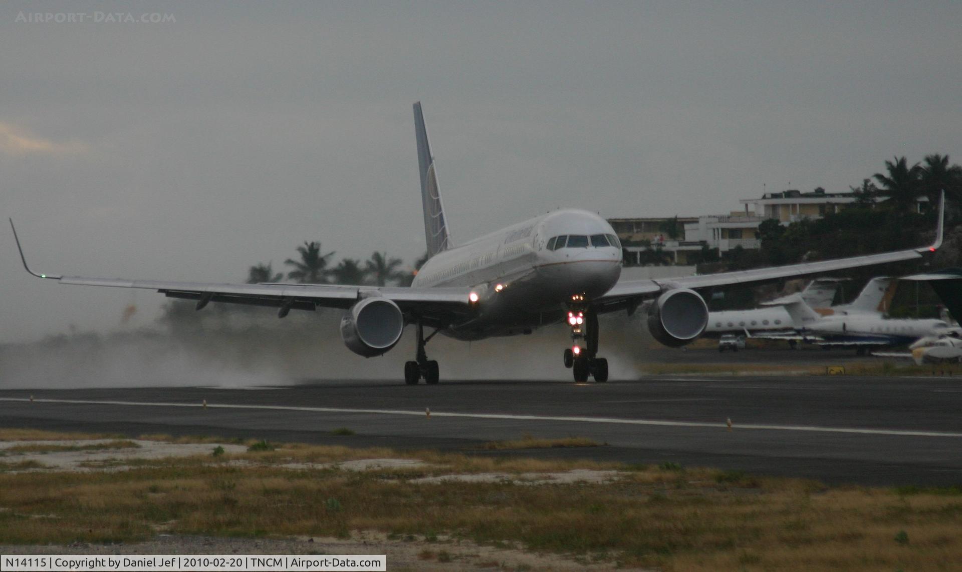 N14115, 1995 Boeing 757-224 C/N 27557, Continental N14115 departing tncm on a wet runway
