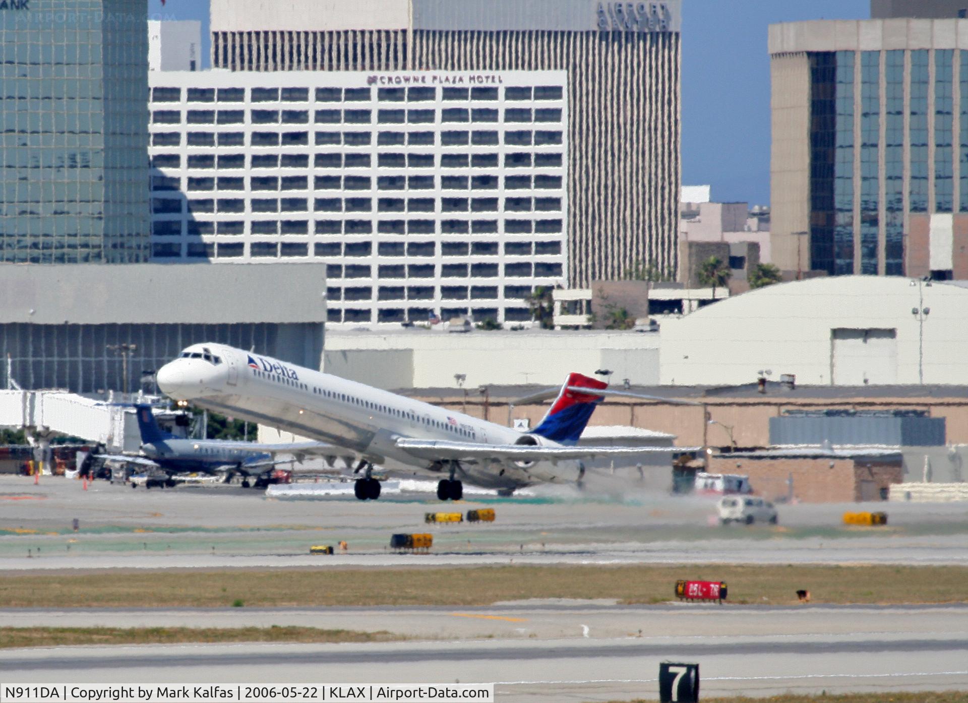 N911DA, 1995 McDonnell Douglas MD-90-30 C/N 53391, Delta Airlines Mcdonnell Douglas MD-90-30, N911DA, RWY 25L departure KLAX