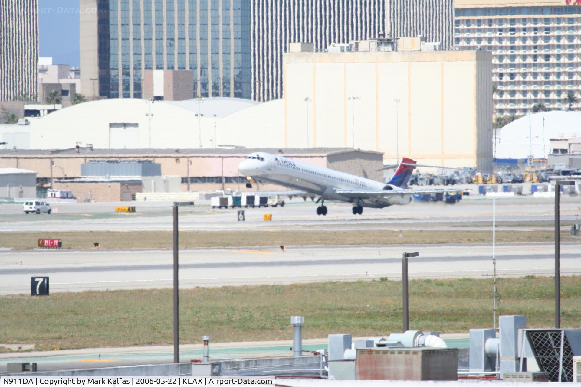 N911DA, 1995 McDonnell Douglas MD-90-30 C/N 53391, Delta Airlines Mcdonnell Douglas MD-90-30, N911DA, RWY 25L departure KLAX