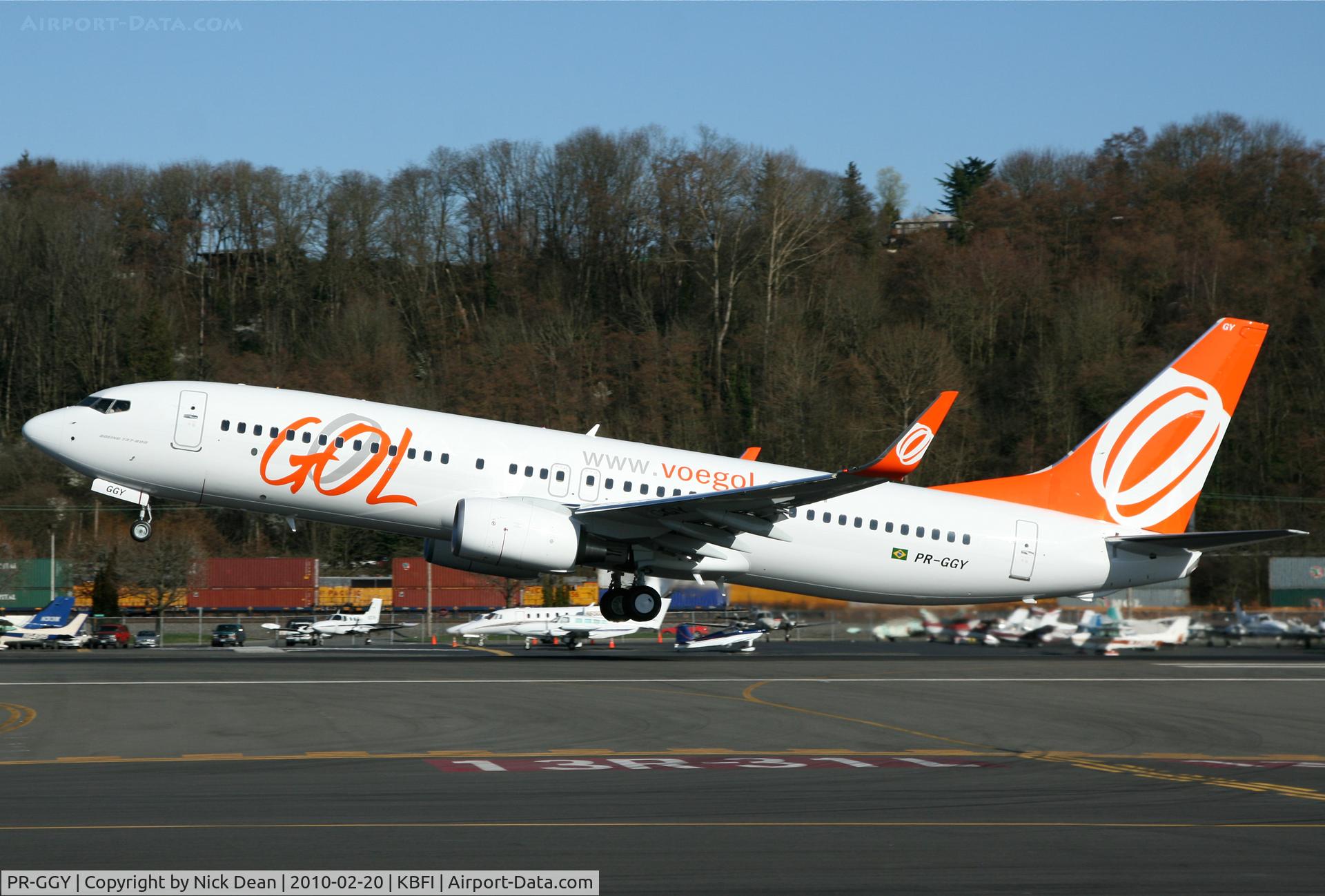 PR-GGY, 2010 Boeing 737-8EH C/N 37599, KBFI Boeing 808 departing after a ridiculously short takeoff roll airborne at the A10/B7 intersection about 2000ft !!!