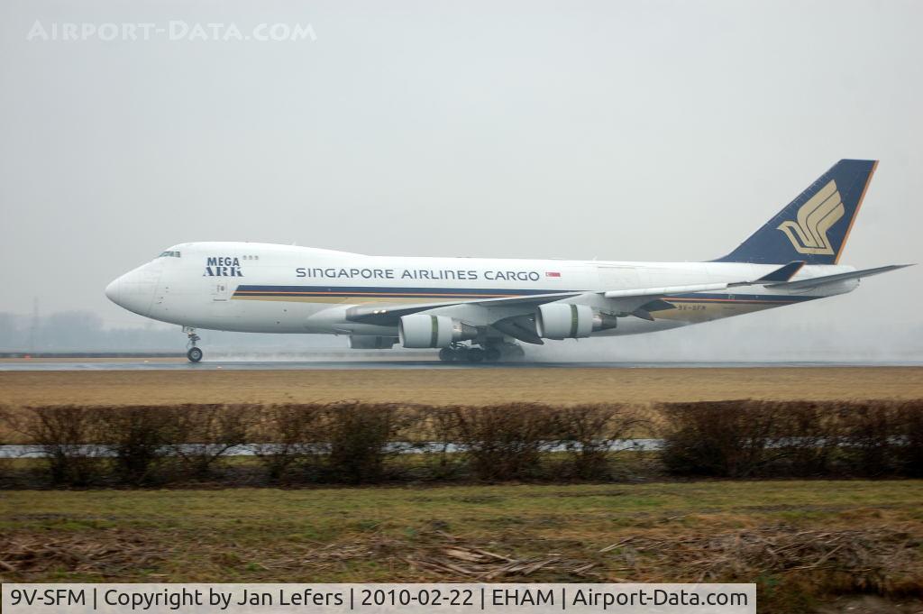 9V-SFM, 2003 Boeing 747-412F/SCD C/N 32898, Landing in heavy rain