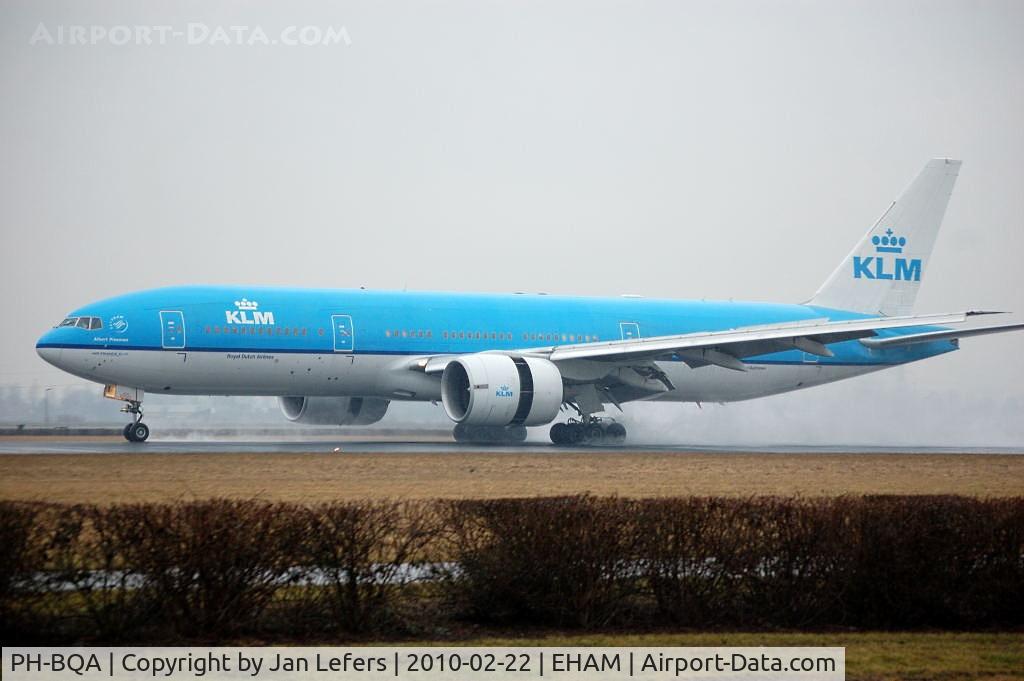 PH-BQA, 2003 Boeing 777-206/ER C/N 33711, Landing in heavy rain