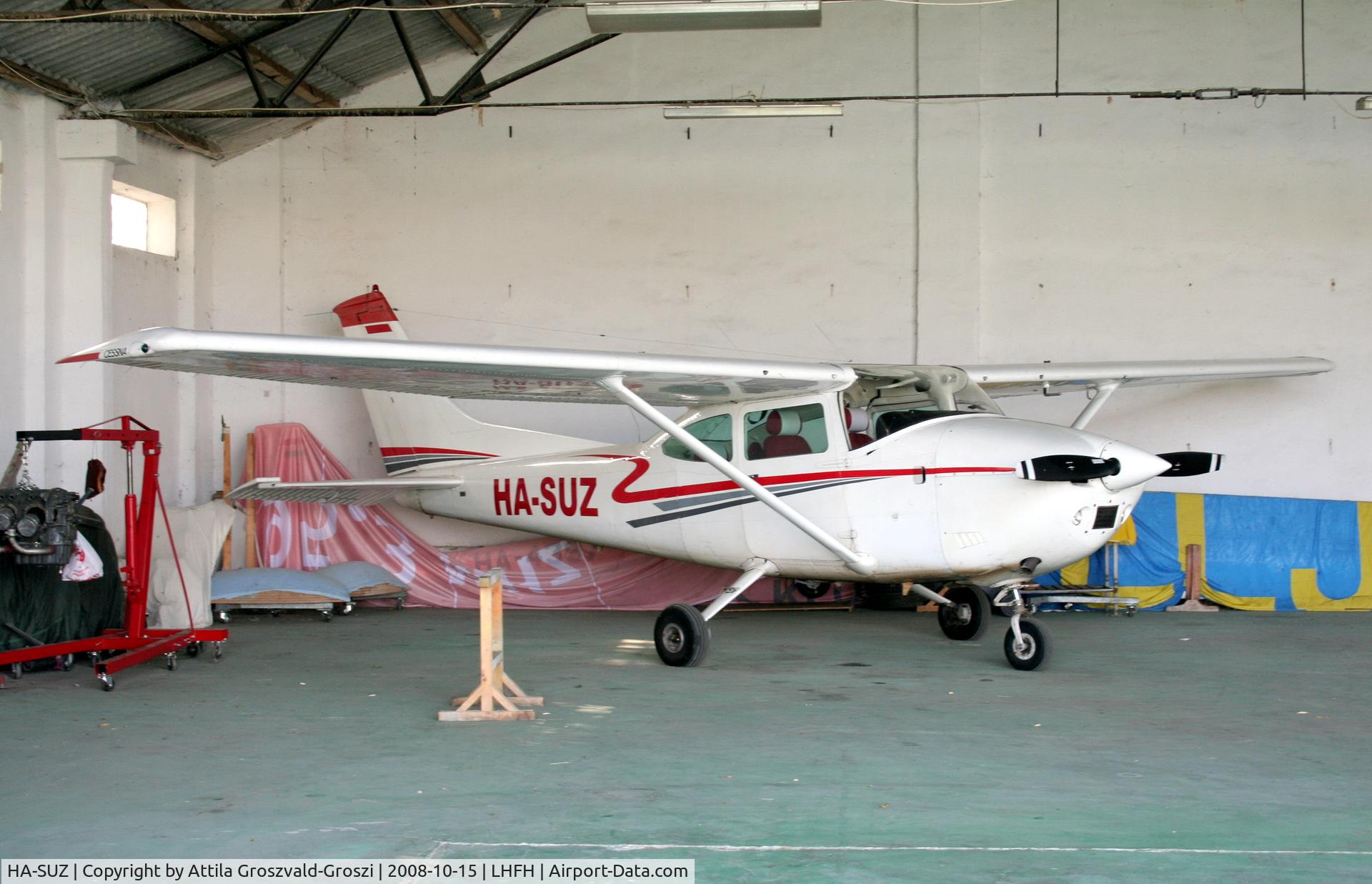 HA-SUZ, 1976 Reims F182P Skylane C/N 63835.0007, Farkashegy Airfield - Hangar
