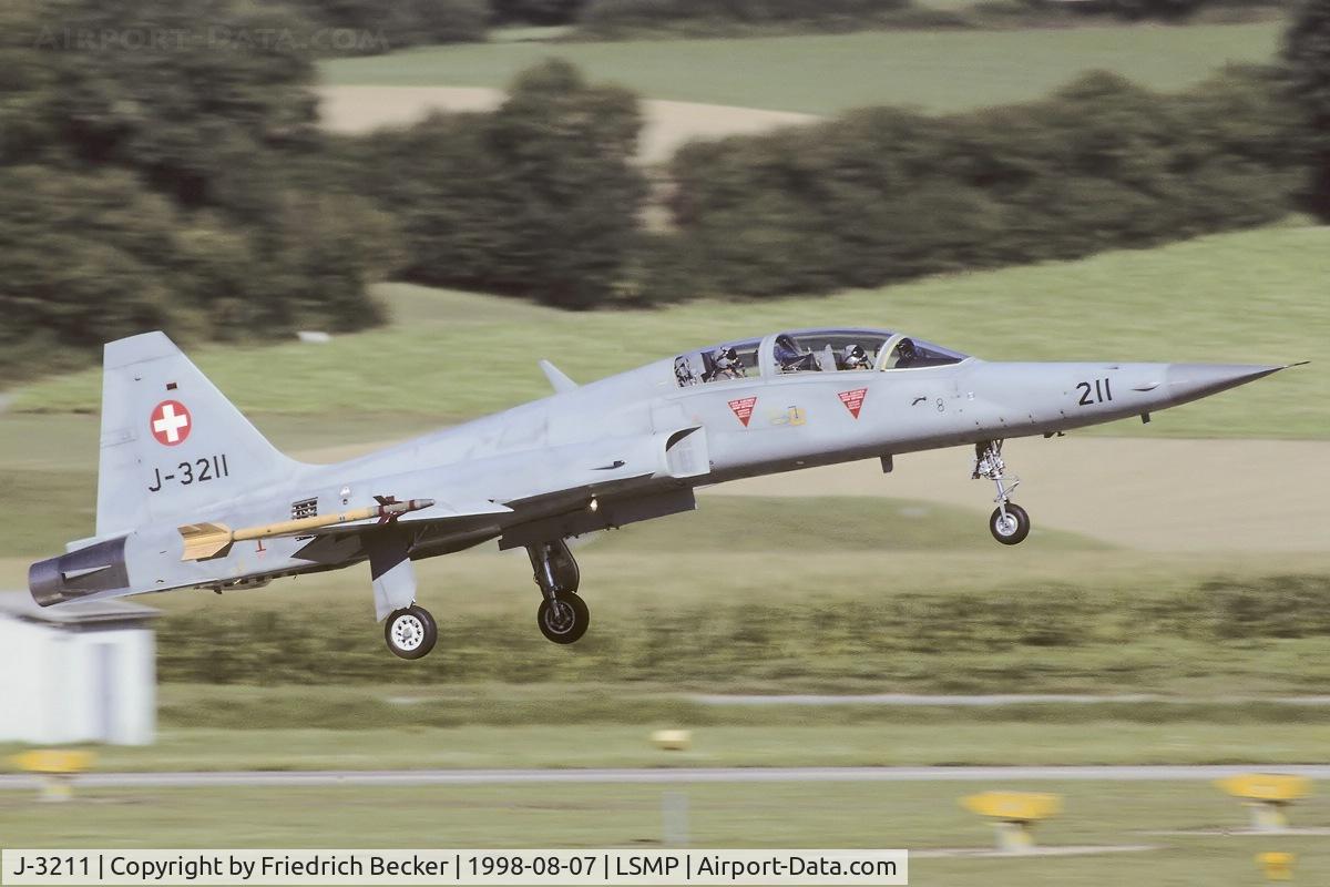 J-3211, 1981 Northrop F-5F Tiger II C/N M1011, about to touchdown