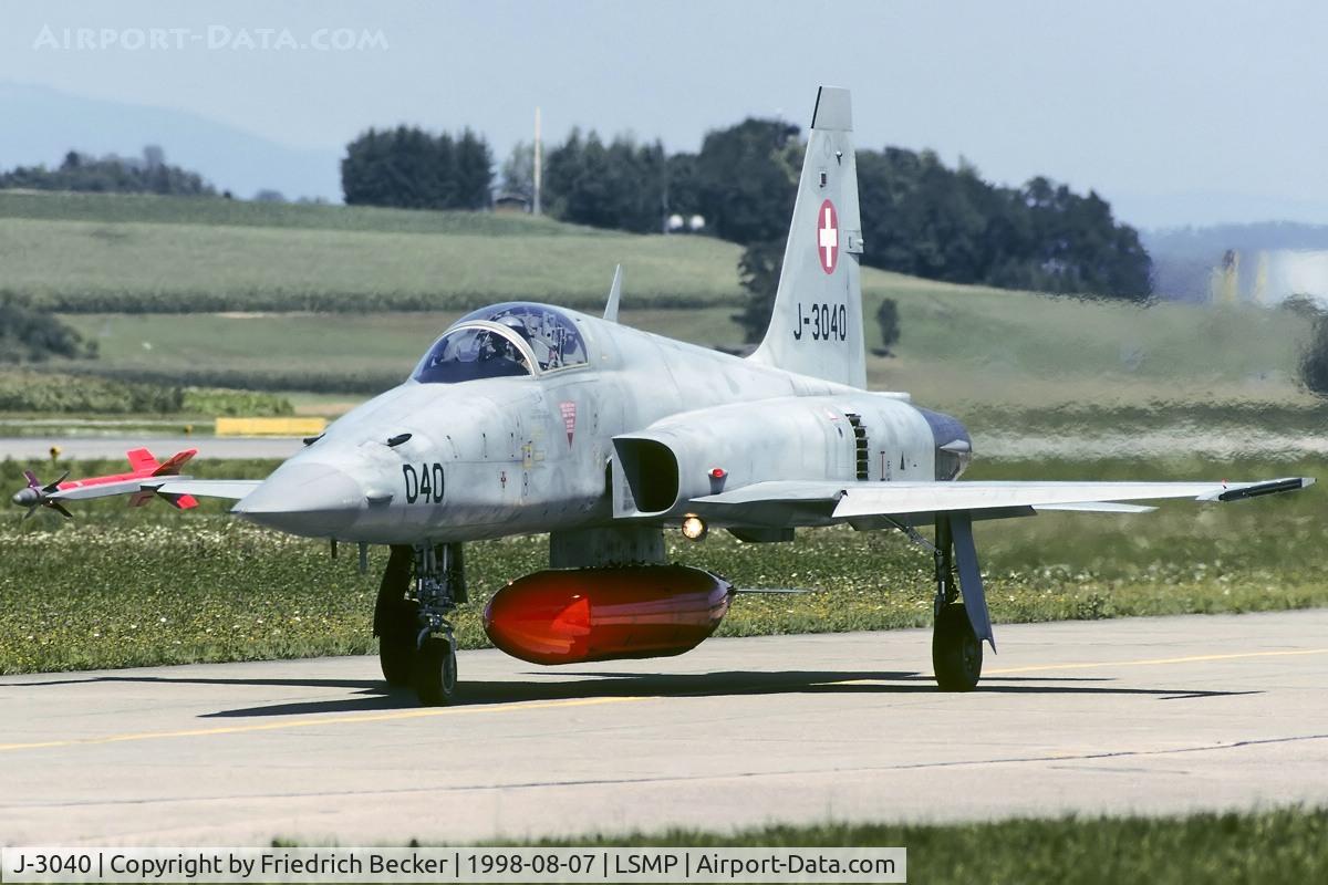 J-3040, Northrop F-5E Tiger II C/N L.1040, taxying to the active