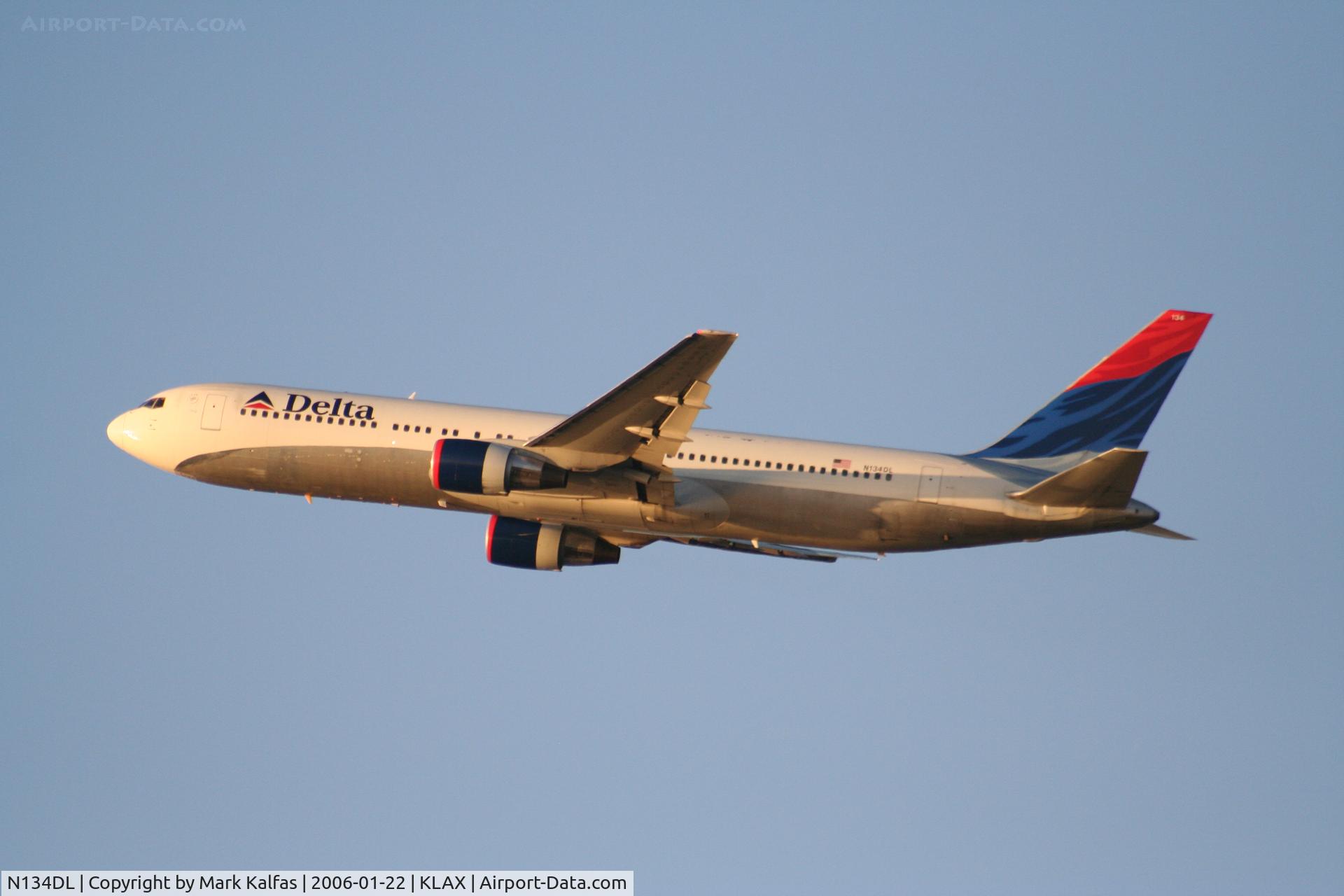N134DL, 1991 Boeing 767-332 C/N 25123, Delta Airlines Boeing 767-332, N134DL 25R departure KLAX.
