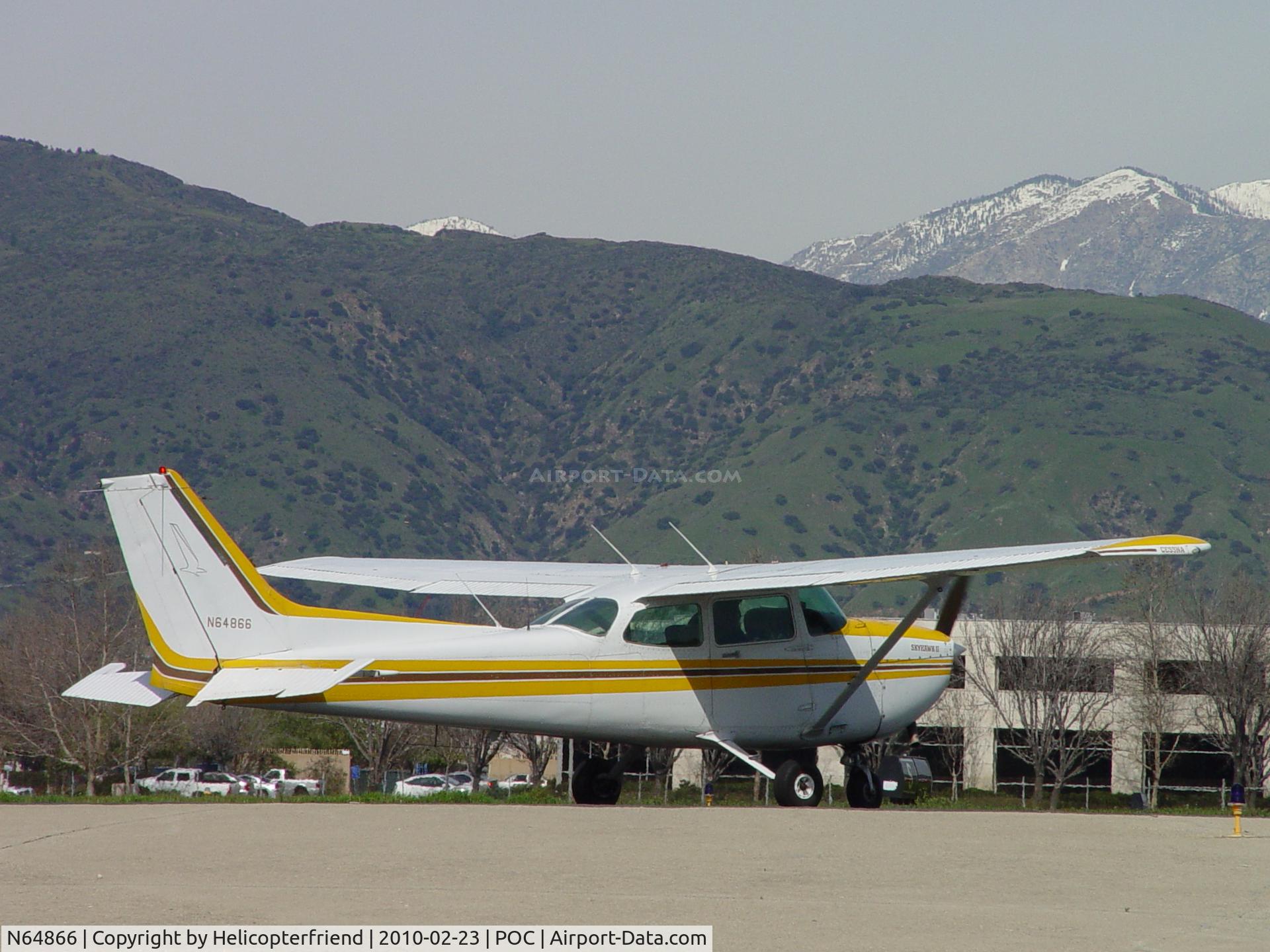 N64866, 1982 Cessna 172P C/N 17275639, Waiting to take off