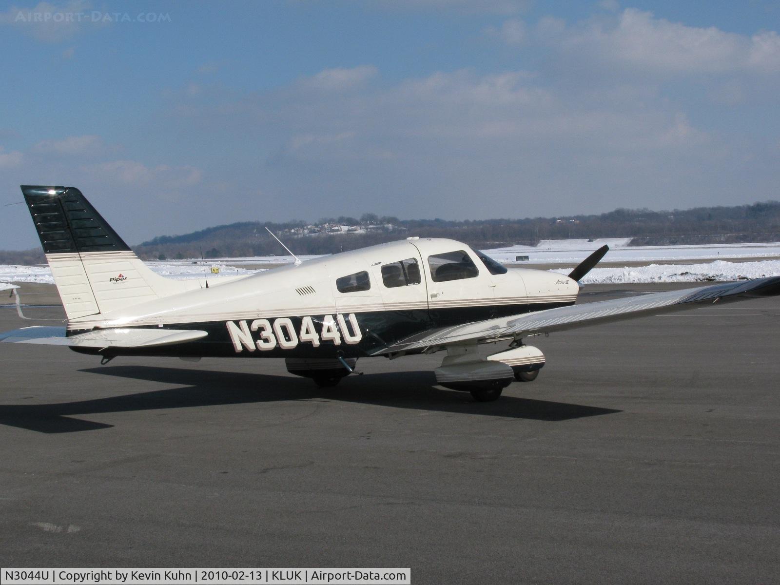 N3044U, 2003 Piper PA-28-181 C/N 2843572, Relatively new Archer on the ramp
