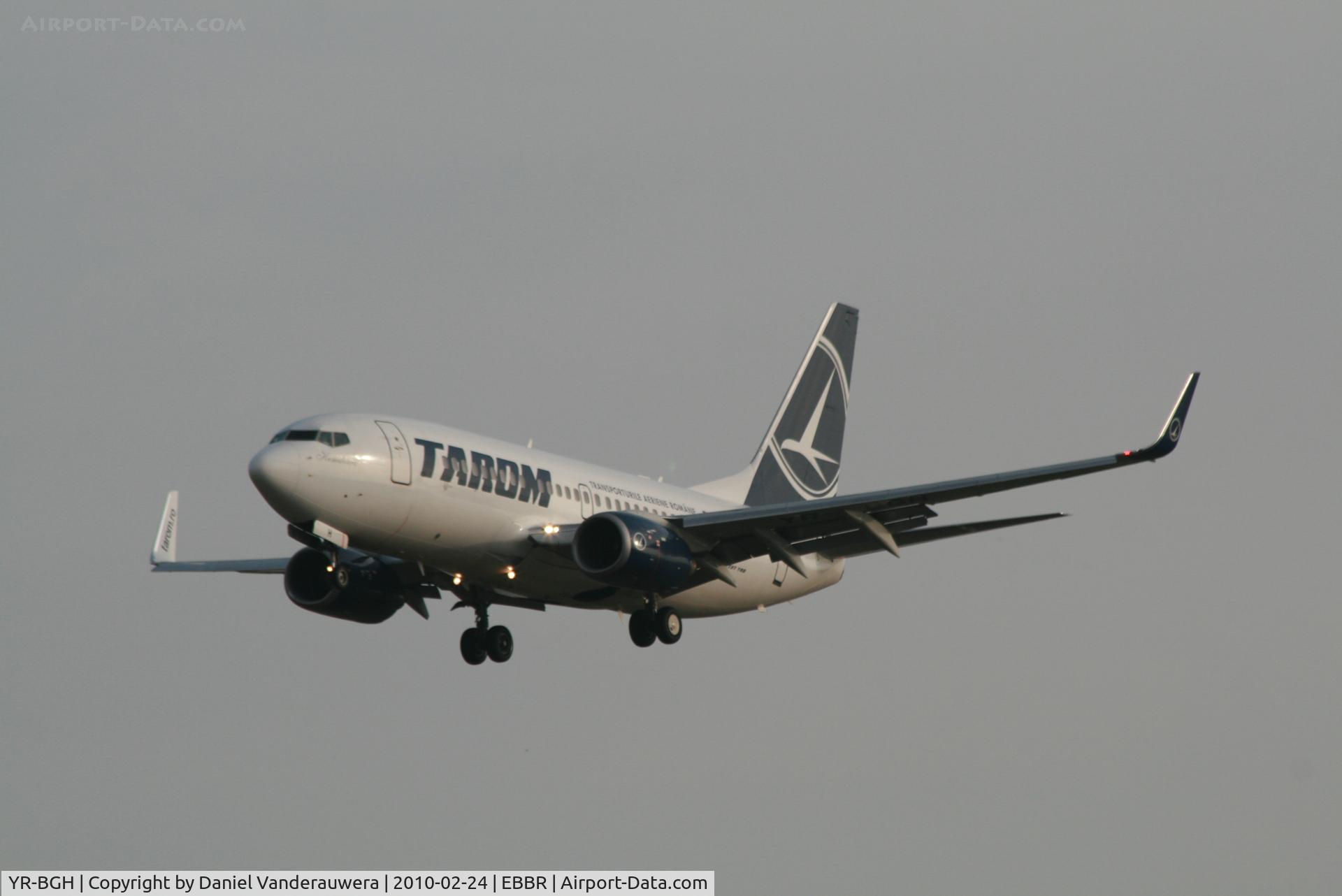YR-BGH, 2003 Boeing 737-78J C/N 28438, Arrival of flight RO371 to RWY 25L