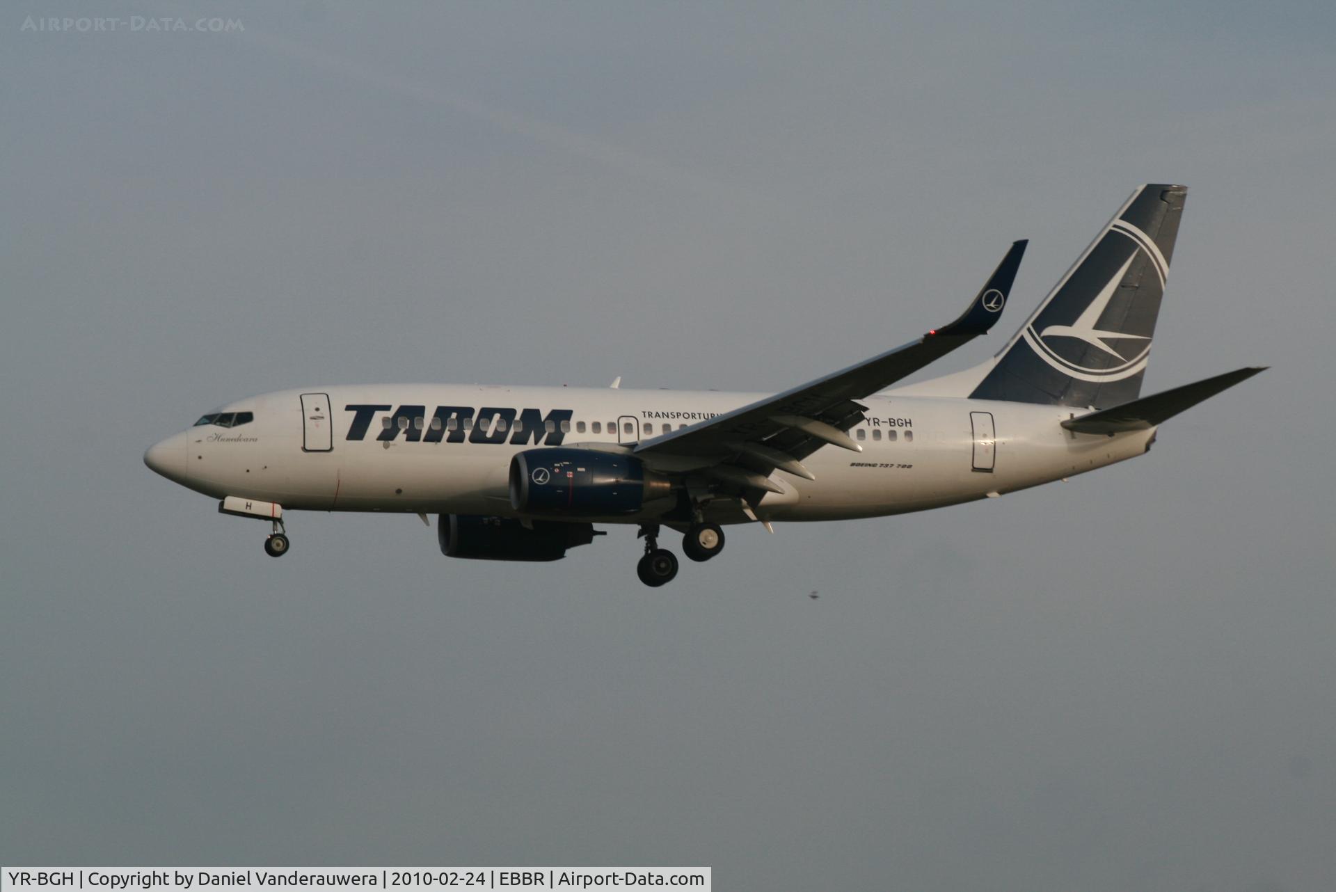 YR-BGH, 2003 Boeing 737-78J C/N 28438, Arrival of flight RO371 to RWY 25L
