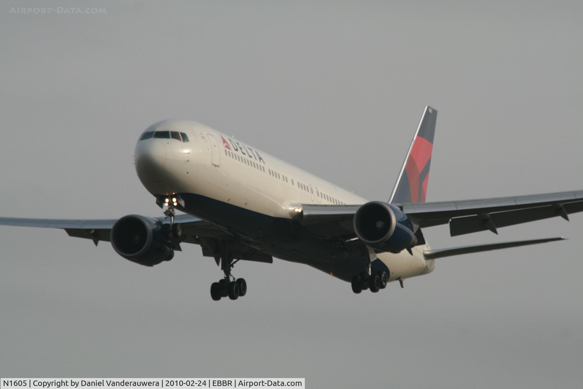 N1605, 1999 Boeing 767-332 C/N 30198, Arrival of flight DL140 to RWY 25L