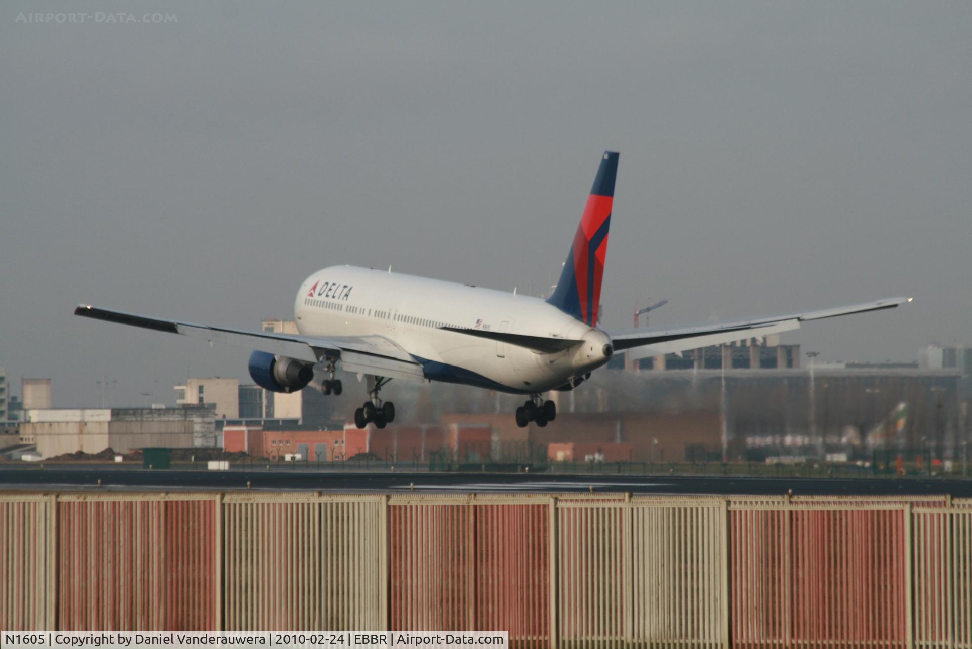 N1605, 1999 Boeing 767-332 C/N 30198, Flight DL140 is descending to RWY 25L