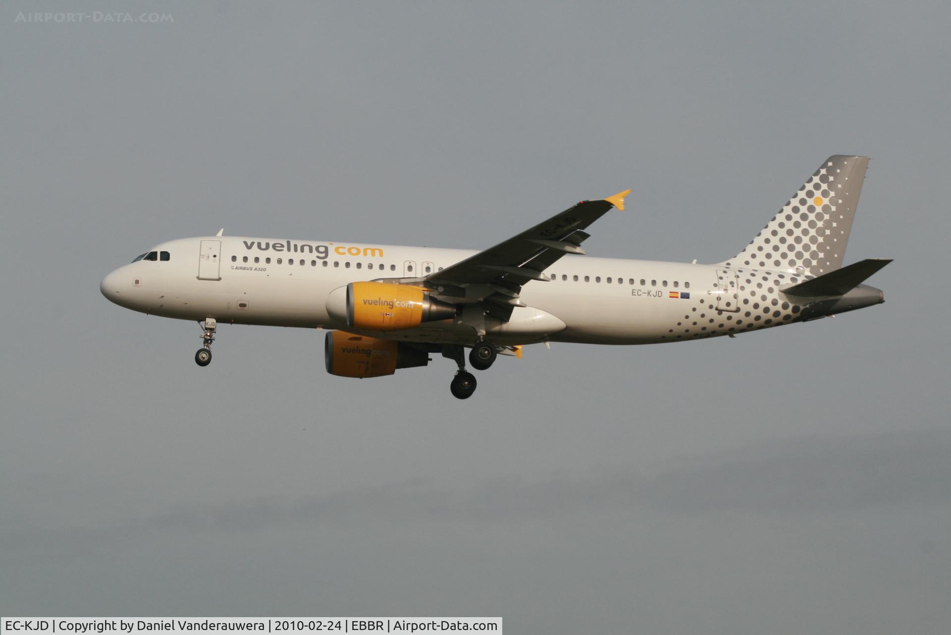 EC-KJD, 2007 Airbus A320-216 C/N 3237, Arrival of flight VY8988 to RWY 25L