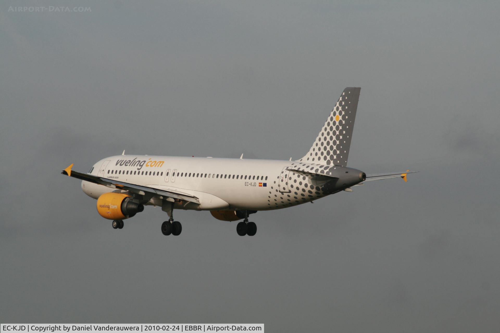 EC-KJD, 2007 Airbus A320-216 C/N 3237, Flight VY8988 is descending to RWY 25L